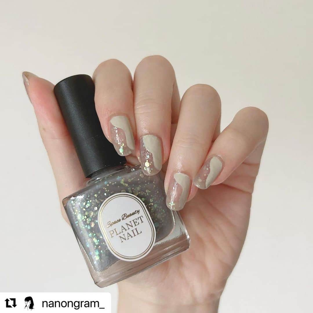 【PLANET NAIL（プラネット ネイル）】公式さんのインスタグラム写真 - (【PLANET NAIL（プラネット ネイル）】公式Instagram)「✰✰✰✰✰✰✰✰✰✰✰✰✰✰✰✰ PLANETGirl🪐 @nanongram_ さま  新色PLB04エトワールグレー を使ったたまらなくお洒落なネイルデザインをご紹介させていただきます😌✨  ╍ ╍ ╍ ╍ ╍ ╍ ╍ ╍ ╍ ╍ ╍ ╍ ╍ ╍ ╍ ╍ ╍  改めまして、この度PLANETNAIL公式アンバサダー 「 #プラネットガール2023 」 を務めさせていただくことになりました✨🙇‍♂️  こだわりを感じるPLANETNAIL様のカラーの魅力を伝えたい！ という思いと、ネイルをする楽しさや喜びを発信したい！ という思いからアンバサダーに応募しました😭💕 初の試みにドキドキです…！  最近特にラメネイルのアレンジや 組み合わせを考えるのが趣味になりつつあるので、 投稿を楽しんでいただけると嬉しいです👀 6ヶ月間よろしくお願いします💫  。 今回ご紹介させていただくのは 9/11発売の新色ハードナーです‼️  ラメなのにハードナーって珍しい！ と思っていたので、ワクワクしていました！ グレーが肌なじみ良く、さらにラメもさりげなく入っているので ワンカラーでも楽しめます🥰🥰 左手のうねうねネイルもお気に入りです  ••┈┈••✼••┈┈••✼••┈┈••✼••┈┈••✼ 使用したネイル  ラメネイル @planet.jp  #エトワールグレー  #plb04   ベージュ @etseq.jp  #ld1478   #ネイル #セルフネイル #ネイル好きさんと繋がりたい #セルフネイラー #セルフネイラーさんと繋がりたい #うねうねネイル #nail #planetnail #プラネットネイル #planetgirl #新作コスメ2023」9月15日 10時02分 - planet.jp