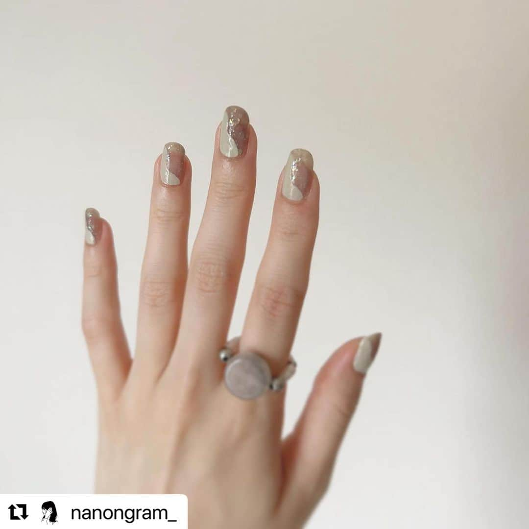 【PLANET NAIL（プラネット ネイル）】公式さんのインスタグラム写真 - (【PLANET NAIL（プラネット ネイル）】公式Instagram)「✰✰✰✰✰✰✰✰✰✰✰✰✰✰✰✰ PLANETGirl🪐 @nanongram_ さま  新色PLB04エトワールグレー を使ったたまらなくお洒落なネイルデザインをご紹介させていただきます😌✨  ╍ ╍ ╍ ╍ ╍ ╍ ╍ ╍ ╍ ╍ ╍ ╍ ╍ ╍ ╍ ╍ ╍  改めまして、この度PLANETNAIL公式アンバサダー 「 #プラネットガール2023 」 を務めさせていただくことになりました✨🙇‍♂️  こだわりを感じるPLANETNAIL様のカラーの魅力を伝えたい！ という思いと、ネイルをする楽しさや喜びを発信したい！ という思いからアンバサダーに応募しました😭💕 初の試みにドキドキです…！  最近特にラメネイルのアレンジや 組み合わせを考えるのが趣味になりつつあるので、 投稿を楽しんでいただけると嬉しいです👀 6ヶ月間よろしくお願いします💫  。 今回ご紹介させていただくのは 9/11発売の新色ハードナーです‼️  ラメなのにハードナーって珍しい！ と思っていたので、ワクワクしていました！ グレーが肌なじみ良く、さらにラメもさりげなく入っているので ワンカラーでも楽しめます🥰🥰 左手のうねうねネイルもお気に入りです  ••┈┈••✼••┈┈••✼••┈┈••✼••┈┈••✼ 使用したネイル  ラメネイル @planet.jp  #エトワールグレー  #plb04   ベージュ @etseq.jp  #ld1478   #ネイル #セルフネイル #ネイル好きさんと繋がりたい #セルフネイラー #セルフネイラーさんと繋がりたい #うねうねネイル #nail #planetnail #プラネットネイル #planetgirl #新作コスメ2023」9月15日 10時02分 - planet.jp