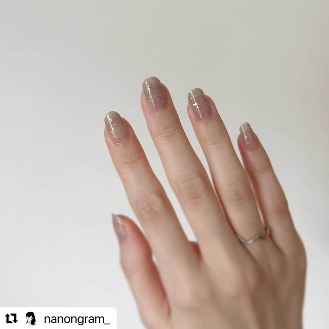 【PLANET NAIL（プラネット ネイル）】公式さんのインスタグラム写真 - (【PLANET NAIL（プラネット ネイル）】公式Instagram)「✰✰✰✰✰✰✰✰✰✰✰✰✰✰✰✰ PLANETGirl🪐 @nanongram_ さま  新色PLB04エトワールグレー を使ったたまらなくお洒落なネイルデザインをご紹介させていただきます😌✨  ╍ ╍ ╍ ╍ ╍ ╍ ╍ ╍ ╍ ╍ ╍ ╍ ╍ ╍ ╍ ╍ ╍  改めまして、この度PLANETNAIL公式アンバサダー 「 #プラネットガール2023 」 を務めさせていただくことになりました✨🙇‍♂️  こだわりを感じるPLANETNAIL様のカラーの魅力を伝えたい！ という思いと、ネイルをする楽しさや喜びを発信したい！ という思いからアンバサダーに応募しました😭💕 初の試みにドキドキです…！  最近特にラメネイルのアレンジや 組み合わせを考えるのが趣味になりつつあるので、 投稿を楽しんでいただけると嬉しいです👀 6ヶ月間よろしくお願いします💫  。 今回ご紹介させていただくのは 9/11発売の新色ハードナーです‼️  ラメなのにハードナーって珍しい！ と思っていたので、ワクワクしていました！ グレーが肌なじみ良く、さらにラメもさりげなく入っているので ワンカラーでも楽しめます🥰🥰 左手のうねうねネイルもお気に入りです  ••┈┈••✼••┈┈••✼••┈┈••✼••┈┈••✼ 使用したネイル  ラメネイル @planet.jp  #エトワールグレー  #plb04   ベージュ @etseq.jp  #ld1478   #ネイル #セルフネイル #ネイル好きさんと繋がりたい #セルフネイラー #セルフネイラーさんと繋がりたい #うねうねネイル #nail #planetnail #プラネットネイル #planetgirl #新作コスメ2023」9月15日 10時02分 - planet.jp