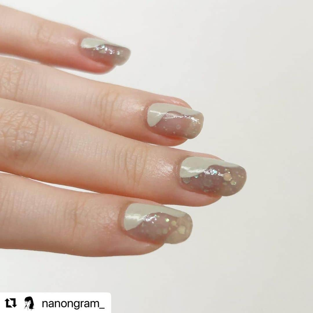 【PLANET NAIL（プラネット ネイル）】公式さんのインスタグラム写真 - (【PLANET NAIL（プラネット ネイル）】公式Instagram)「✰✰✰✰✰✰✰✰✰✰✰✰✰✰✰✰ PLANETGirl🪐 @nanongram_ さま  新色PLB04エトワールグレー を使ったたまらなくお洒落なネイルデザインをご紹介させていただきます😌✨  ╍ ╍ ╍ ╍ ╍ ╍ ╍ ╍ ╍ ╍ ╍ ╍ ╍ ╍ ╍ ╍ ╍  改めまして、この度PLANETNAIL公式アンバサダー 「 #プラネットガール2023 」 を務めさせていただくことになりました✨🙇‍♂️  こだわりを感じるPLANETNAIL様のカラーの魅力を伝えたい！ という思いと、ネイルをする楽しさや喜びを発信したい！ という思いからアンバサダーに応募しました😭💕 初の試みにドキドキです…！  最近特にラメネイルのアレンジや 組み合わせを考えるのが趣味になりつつあるので、 投稿を楽しんでいただけると嬉しいです👀 6ヶ月間よろしくお願いします💫  。 今回ご紹介させていただくのは 9/11発売の新色ハードナーです‼️  ラメなのにハードナーって珍しい！ と思っていたので、ワクワクしていました！ グレーが肌なじみ良く、さらにラメもさりげなく入っているので ワンカラーでも楽しめます🥰🥰 左手のうねうねネイルもお気に入りです  ••┈┈••✼••┈┈••✼••┈┈••✼••┈┈••✼ 使用したネイル  ラメネイル @planet.jp  #エトワールグレー  #plb04   ベージュ @etseq.jp  #ld1478   #ネイル #セルフネイル #ネイル好きさんと繋がりたい #セルフネイラー #セルフネイラーさんと繋がりたい #うねうねネイル #nail #planetnail #プラネットネイル #planetgirl #新作コスメ2023」9月15日 10時02分 - planet.jp