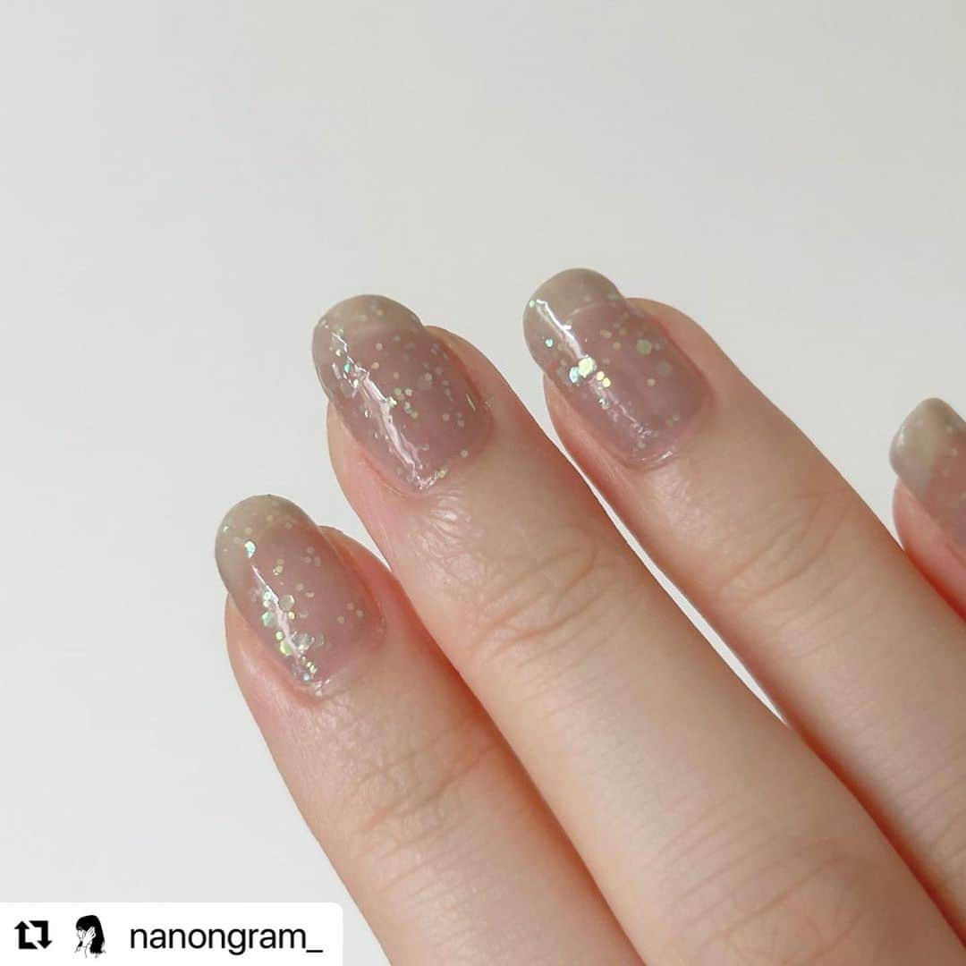 【PLANET NAIL（プラネット ネイル）】公式さんのインスタグラム写真 - (【PLANET NAIL（プラネット ネイル）】公式Instagram)「✰✰✰✰✰✰✰✰✰✰✰✰✰✰✰✰ PLANETGirl🪐 @nanongram_ さま  新色PLB04エトワールグレー を使ったたまらなくお洒落なネイルデザインをご紹介させていただきます😌✨  ╍ ╍ ╍ ╍ ╍ ╍ ╍ ╍ ╍ ╍ ╍ ╍ ╍ ╍ ╍ ╍ ╍  改めまして、この度PLANETNAIL公式アンバサダー 「 #プラネットガール2023 」 を務めさせていただくことになりました✨🙇‍♂️  こだわりを感じるPLANETNAIL様のカラーの魅力を伝えたい！ という思いと、ネイルをする楽しさや喜びを発信したい！ という思いからアンバサダーに応募しました😭💕 初の試みにドキドキです…！  最近特にラメネイルのアレンジや 組み合わせを考えるのが趣味になりつつあるので、 投稿を楽しんでいただけると嬉しいです👀 6ヶ月間よろしくお願いします💫  。 今回ご紹介させていただくのは 9/11発売の新色ハードナーです‼️  ラメなのにハードナーって珍しい！ と思っていたので、ワクワクしていました！ グレーが肌なじみ良く、さらにラメもさりげなく入っているので ワンカラーでも楽しめます🥰🥰 左手のうねうねネイルもお気に入りです  ••┈┈••✼••┈┈••✼••┈┈••✼••┈┈••✼ 使用したネイル  ラメネイル @planet.jp  #エトワールグレー  #plb04   ベージュ @etseq.jp  #ld1478   #ネイル #セルフネイル #ネイル好きさんと繋がりたい #セルフネイラー #セルフネイラーさんと繋がりたい #うねうねネイル #nail #planetnail #プラネットネイル #planetgirl #新作コスメ2023」9月15日 10時02分 - planet.jp