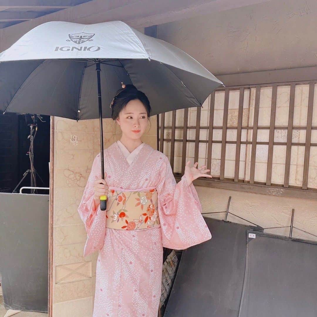 大友花恋さんのインスタグラム写真 - (大友花恋Instagram)「今週のハナコイradioでは、ハナコイ図書館をお届けしています ✨ 今回は、 #最近地球が暑くてクマってます 素敵な一冊でしたので、ラジオで詳しくお話ししますね~  インスタでは#ハナコイ図書室、を。  #私の命はあなたの命より軽い タイトルから溢れる不穏な空気。 ページをめくった先にもジワジワ広がるその空気が、後半にかけて濃く鋭くなっていきます。  楽しい里帰り出産になると思っていたのにー。  直視したくなかった本来の姿と、どう向き合うべきか。 自分が見ている景色や、自分の正義は、本当に正しいのか。 最後の数文まで、面白い本。  #ヒトミさんの恋 装丁が好き、イラストが好き、フィクションとノンフィクションの真ん中のような世界観が好き、軽やかだけどじんわり染みるストーリーが好き。 好きしかないので、お休みの日に、ミリさんの本をカフェで読むのが癒しの時間です。 「あ、恋してる。」 そんな、『！』じゃなくて、『。』で終わるような、ヒトミさんの恋を、漫画の背景になったつもりで眺めました。  #無用庵隠居修行 9/28に放送されるドラマ「無用庵隠居修行7」。 その原作です。 ドラマの撮影前も撮影中も、何度も開いて、この物語の世界に想いを馳せていました。  時代小説は、あまり読んだことがなく、知識も足りず、ハードルが高いイメージがあったのですが、いざ触れてみると、その軽やかなこと。  どんな時代でも、その時代を生きる人は「今」 をちゃんと生きていて、それは私と変わらないのだと再確認。 時代小説も、現在の小説も、どちらも変わらず、エンターテイメントですね。」9月15日 10時09分 - karen_otomo