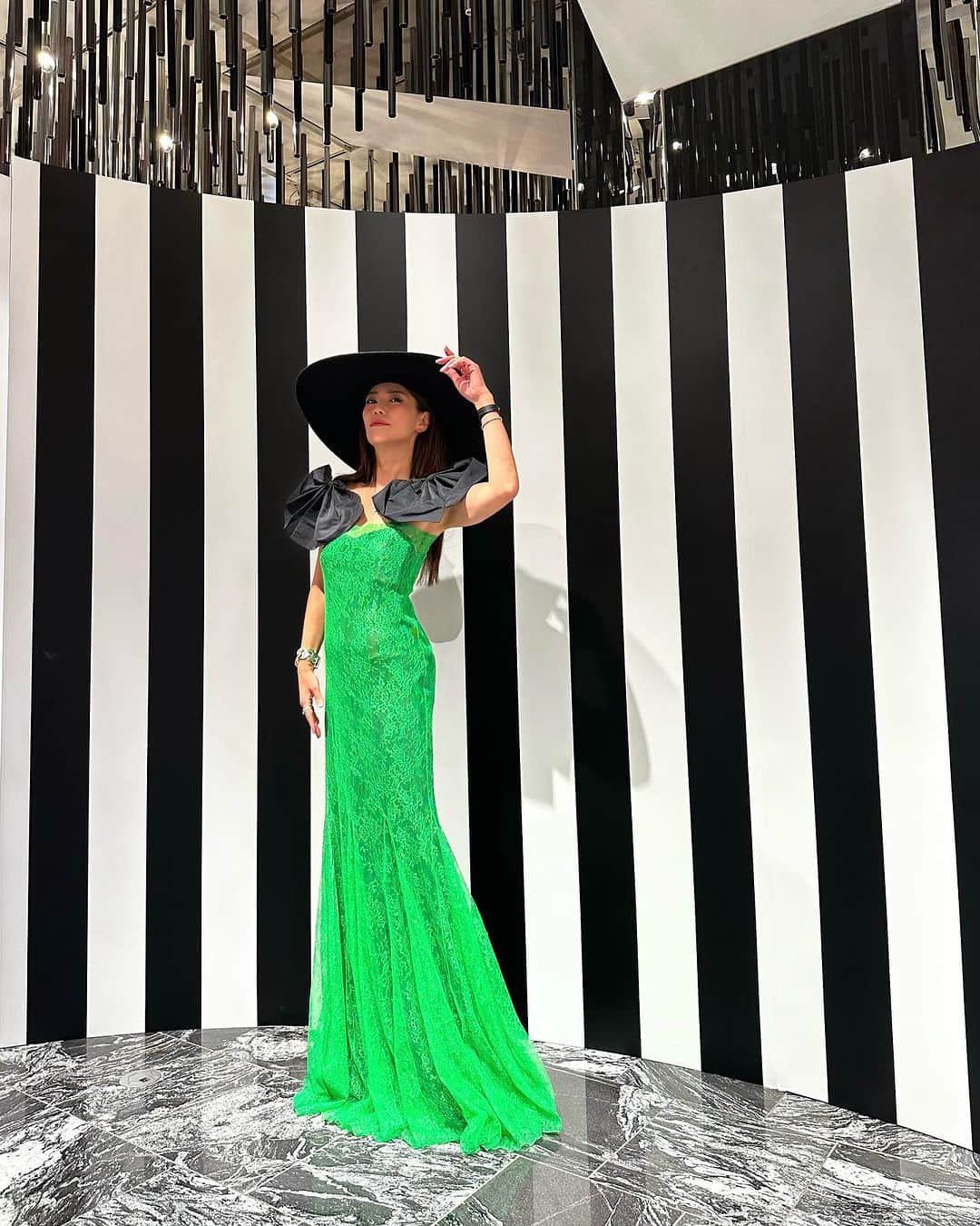 Taki Tanakaのインスタグラム：「NINA RICCI 2023FW  ISETAN SHINJUKU POP-UP STORE 9/13Wed.-19Tue.   ニナ リッチの新クリエｨティブ ディレクター ハリス・リードによるデビューコレクションを揃えたポップアップイベントを伊勢丹新宿店 本館3階にて開催しています。  2023年秋冬コレクションの着想源は、1980〜90年代の活気に溢れたメゾンのクチュールショーのロマンティックなムード。チュールや大胆なドット、宝石のような色調、大胆なシルエットなどを通して、ニナ リッチらしいフェミニニティと楽観的な一面を表現しています。テーラリングやイブニングウェアをはじめ、スポーツウェア、デニムといった魅惑的なワードローブをラインアップ。  ハリス・リードのプレイフルでドラマチックなコレクションをぜひお楽しみください。  会期：2023年9月13日（水）～19日（火） 会場：伊勢丹新宿店 本館３階＝センターパーク／ザ・ステージ＃３  @ninaricci #ninaricci @harris_reed @iza_official  #izastagram」