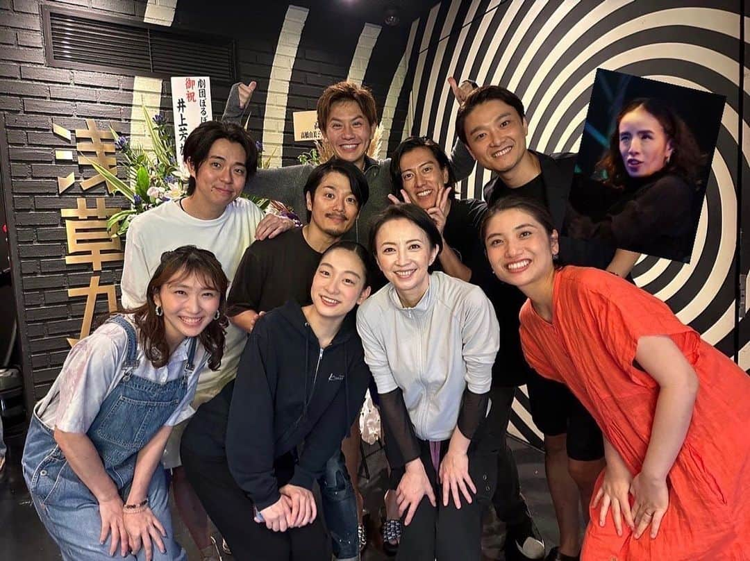 岡田亮輔さんのインスタグラム写真 - (岡田亮輔Instagram)「✨✨✨魔女のメヌエッサ✨✨✨ 井上芳雄さんが観劇にいらしてくれました👏 ご自身もめちゃくちゃお忙しい中浅草まで足を運んで下さり✨終始笑顔で頑張ってね👍と声を掛けて下さいました😭本当に尊敬しかないです✨ 芳雄さんといつか共演させて頂きたいと心から思いました✨🙏✨僕自身頑張ります💪💪💪 素敵な素敵な✨芳雄さんでした👏👏👏 残り4ステージ❗️❗️ 17日まで楽しむぞ💪🤩👍 #井上芳雄 さん #ご観劇 #終始笑顔 #素晴らしい先輩 #感謝 #頑張れる」9月15日 10時11分 - ryosuke.okada0216