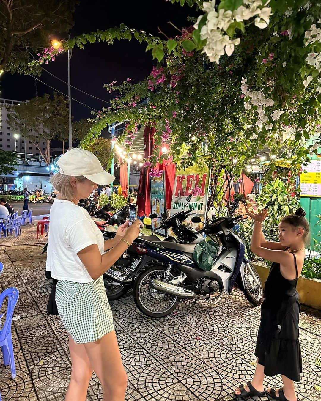 亜弥さんのインスタグラム写真 - (亜弥Instagram)「🇻🇳 Việt Nam Day1  夜の街へ🌙 まさかの土砂降り☔️(想定内) ナイトマーケットに行く予定がマーケットも 出てないくらいの雨… タクシーのおじさんオススメのお店へ 📍Nhà hàng Làng Cá 海鮮料理がめちゃめちゃ美味しい！ 特に貝料理🐚  ご飯の後は雨も止んだので街をプラプラ。 ローカルのお店で色々調査🤭 その後は、ロン橋(ドラゴン橋)へ🐉 金、土、日の21時から炎を吹く みたいなので見に行ったよ🔥  ダナンの街は比較的安心😊 道を渡るのが怖いくらいww 躊躇してたら一生渡れないやつ👣  #ベトナム #ダナン #子連れ旅行  #ベトナムの帽子探し #ご飯はシーフードが美味しいです」9月15日 10時13分 - _ayaaa19_