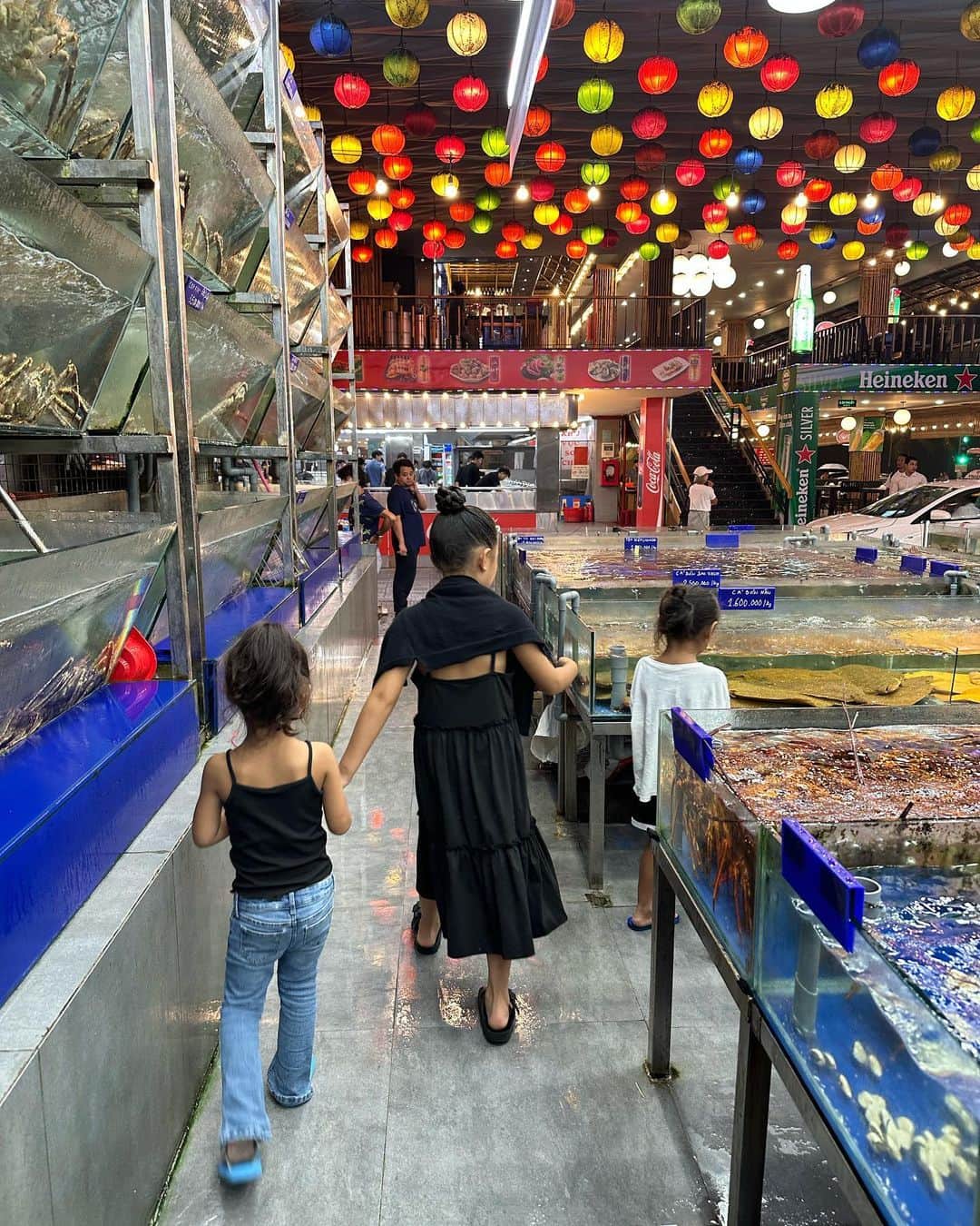 亜弥さんのインスタグラム写真 - (亜弥Instagram)「🇻🇳 Việt Nam Day1  夜の街へ🌙 まさかの土砂降り☔️(想定内) ナイトマーケットに行く予定がマーケットも 出てないくらいの雨… タクシーのおじさんオススメのお店へ 📍Nhà hàng Làng Cá 海鮮料理がめちゃめちゃ美味しい！ 特に貝料理🐚  ご飯の後は雨も止んだので街をプラプラ。 ローカルのお店で色々調査🤭 その後は、ロン橋(ドラゴン橋)へ🐉 金、土、日の21時から炎を吹く みたいなので見に行ったよ🔥  ダナンの街は比較的安心😊 道を渡るのが怖いくらいww 躊躇してたら一生渡れないやつ👣  #ベトナム #ダナン #子連れ旅行  #ベトナムの帽子探し #ご飯はシーフードが美味しいです」9月15日 10時13分 - _ayaaa19_