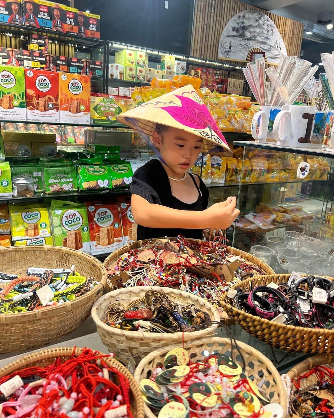 亜弥のインスタグラム：「🇻🇳 Việt Nam Day1  夜の街へ🌙 まさかの土砂降り☔️(想定内) ナイトマーケットに行く予定がマーケットも 出てないくらいの雨… タクシーのおじさんオススメのお店へ 📍Nhà hàng Làng Cá 海鮮料理がめちゃめちゃ美味しい！ 特に貝料理🐚  ご飯の後は雨も止んだので街をプラプラ。 ローカルのお店で色々調査🤭 その後は、ロン橋(ドラゴン橋)へ🐉 金、土、日の21時から炎を吹く みたいなので見に行ったよ🔥  ダナンの街は比較的安心😊 道を渡るのが怖いくらいww 躊躇してたら一生渡れないやつ👣  #ベトナム #ダナン #子連れ旅行  #ベトナムの帽子探し #ご飯はシーフードが美味しいです」