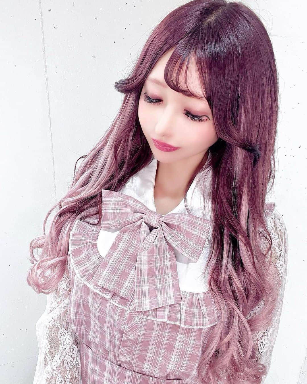 桜咲姫奈さんのインスタグラム写真 - (桜咲姫奈Instagram)「🎀New hair🎀  (@yamaki_upsy )  ピンクブラウン ブリーチなし エクステ60本くらい くすみぴんくでつけて もらったよん(⁎ᴗ͈ˬᴗ͈⁎)♡  めっちゃ秋色 可愛いーーっ🙌  いつもありがとうございます🫶  #美容院  #表参道  #upsydaisy #ピンクブラウン  #チェリーブラウン  #ピンクヘアー  #チェリーレッド  #チェリーピンク  #ピンクカラー」9月15日 10時14分 - himena_ousaki