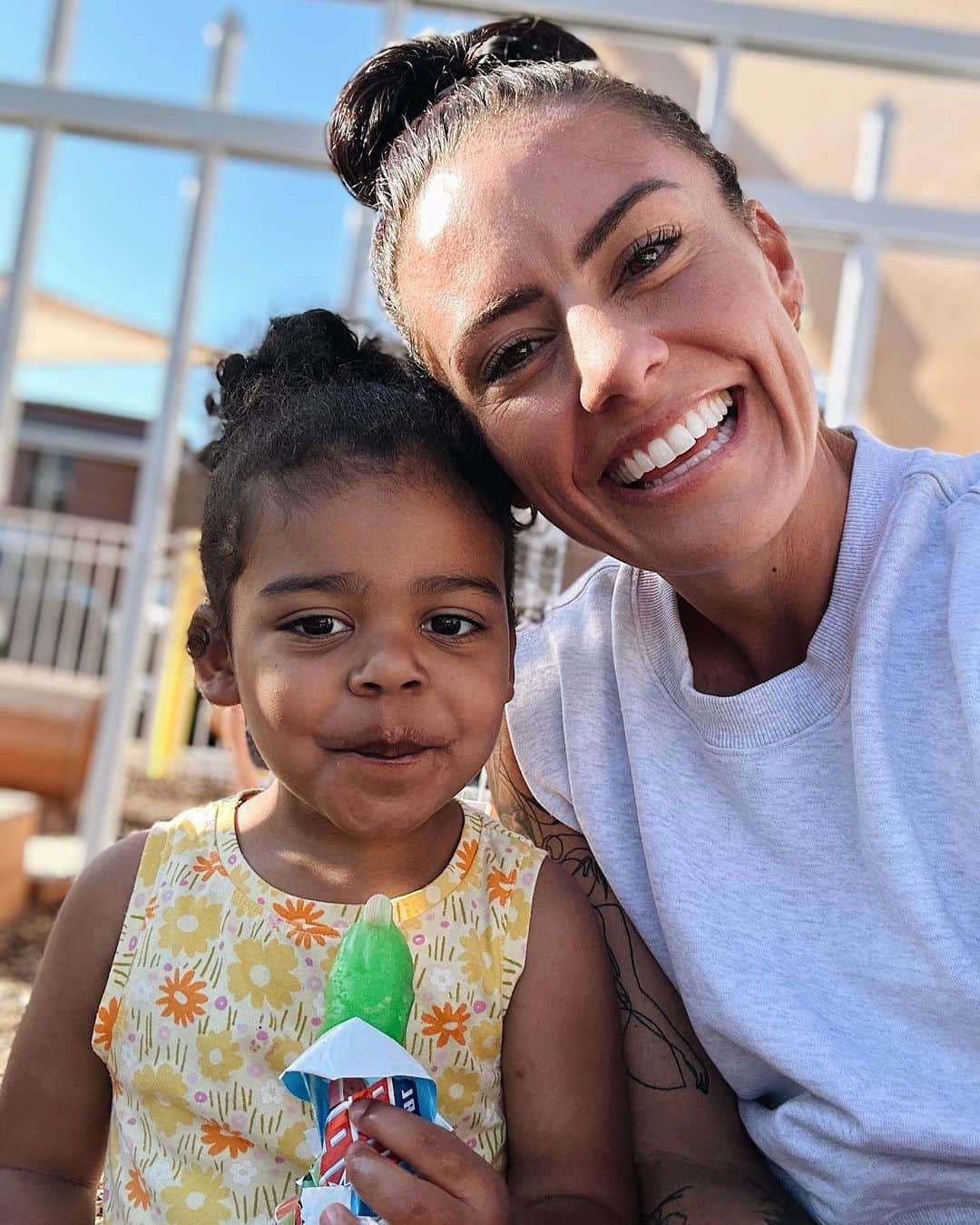 アリ・クリーガーのインスタグラム：「Ice Cream Social with my baby was a real HIT!   *I was basically pushing kids to the side to get in line..including my own 🤣🫶🏽🥰   #StrawberryÉclairsAreFire」