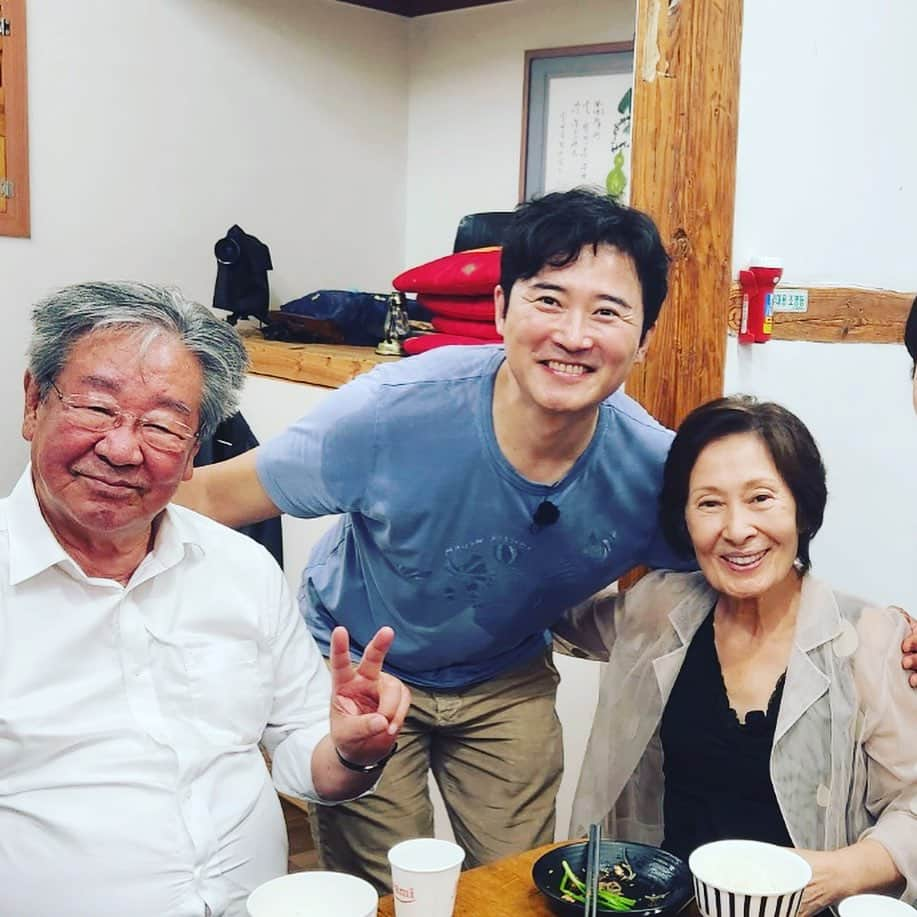 イム・ホさんのインスタグラム写真 - (イム・ホInstagram)「#tvnSTORY #회장님네사람들 #아부지어무니 #최불암 #김혜자 #김용건 #박은수 #김수미 #이계인 #김혜정 #임호 #조하나   두둥~ 울어머니 김혜자 샘께서 오셨습니다. 다들 하루종일 들떠있더니 하루였네요. 벌써 꿈이었나 싶습니다.」9月15日 10時17分 - limho_official