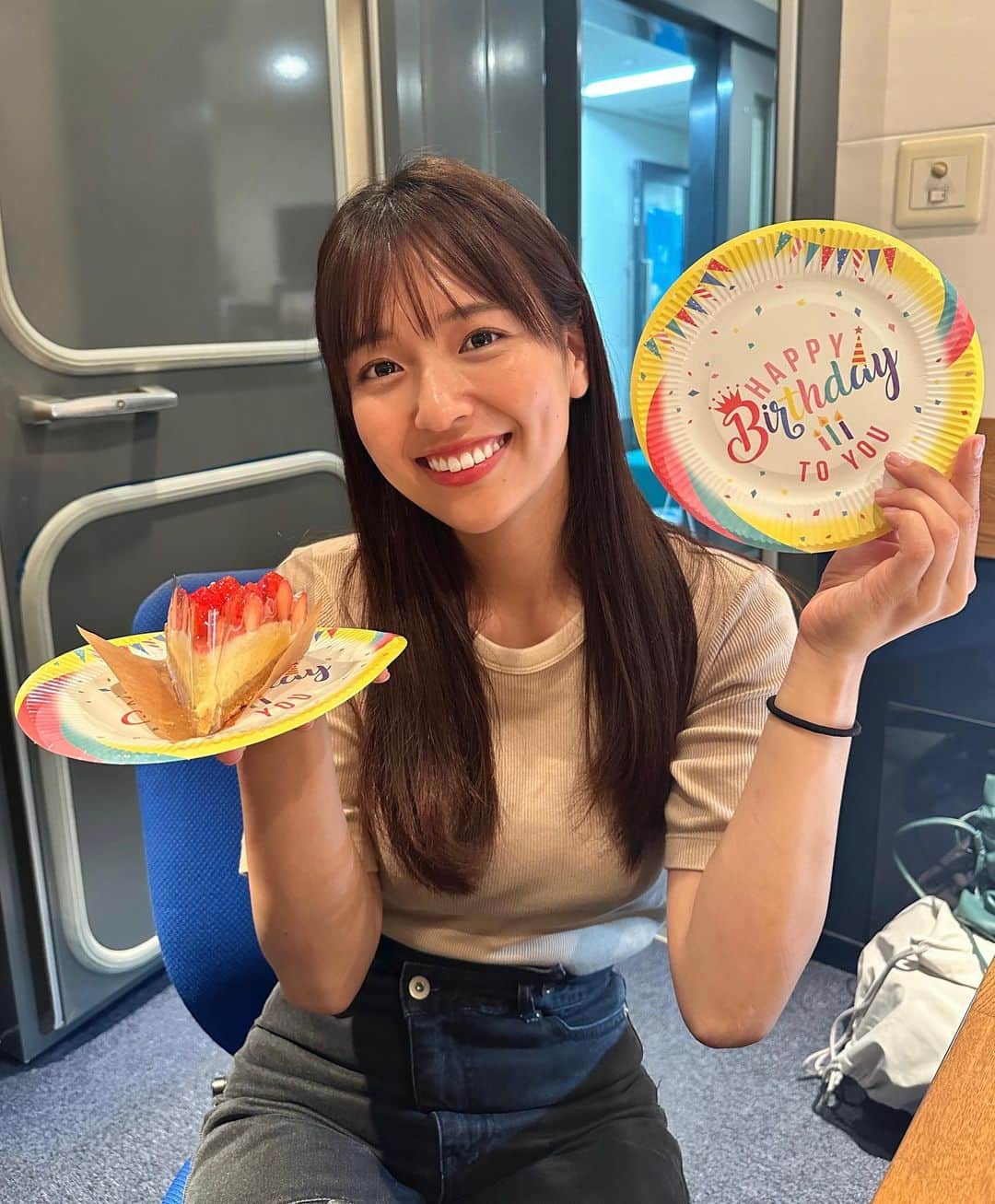 山崎香佳さんのインスタグラム写真 - (山崎香佳Instagram)「阪神リーグ優勝で盛り上がってますね🐯  みんなバタバタ！ 私も急遽、優勝セールの中継に来ています！  そんな中なんですが、本日26歳になりました！ 忙しいなかお祝いしてくださったみなさまに感謝です‼︎  26歳も楽しみます😆」9月15日 15時46分 - kyokayamasaki_