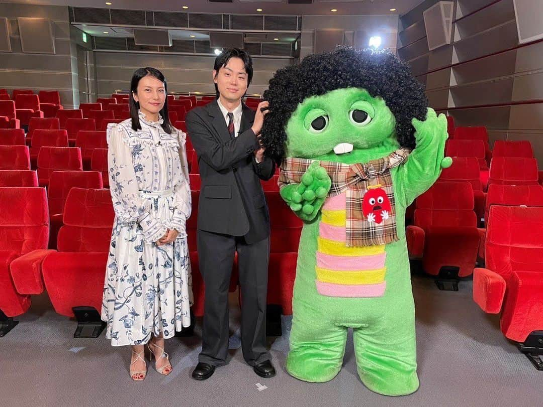 フジテレビ「プライムニュース イブニング」さんのインスタグラム写真 - (フジテレビ「プライムニュース イブニング」Instagram)「きょう公開の映画「ミステリと言う勿れ」 主演の菅田将暉さんと柴咲コウさんに なんとガチャピンがインタビュー🎤  もじゃガチャピンとお２人のトークお楽しみに✨ ５時２５分ごろ放送です！  #菅田将暉 #柴咲コウ #ミステリと言う勿れ #本日公開 #ガチャピン @gachapin_official #イット」9月15日 15時48分 - livenews_it