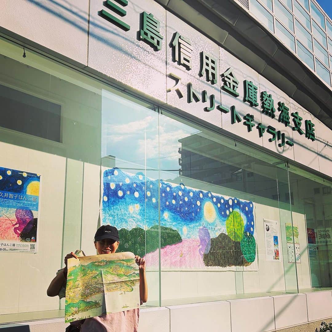 津久井智子のインスタグラム：「#熱海  #さんしんストリートギャラリー に、 4月の個展でライブペイントした作品を飾っていただけることになり、さっき搬入してきました😄  #熱海アートエキスポ の一環ということで、#三島信用金庫熱海アートギャラリー のウィンドウにて、10月末日まで展示しています😊  参加型のライブだったので、子供達に葉っぱを押しまくってもらったことなど思い出されて懐かしいです😊   よかったら前を通る時にでもご覧ください◎ 「#ステーキハウスはまだ 」の前 「#とりかつ屋あつこ 」の斜め前です😊  熱海アートエキスポのイベントで 10月15日には、@gallerysooko にて、消しゴムはんこのワークショップもやりますよ。」