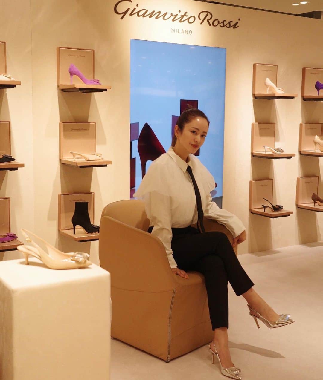 井上晃子のインスタグラム：「うめはんにて開催中の　@gianvitorossi のPOPUPに伺いました🥀  Gianvito Rossiは大好きでコレクションしているイタリアのシューズブランド  目を惹くジュエリーモチーフはインド🇮🇳のマハラジャを彷彿とさせる"Jaipur (ジャイプール)"シリーズ とても素敵でした。  Gianvito Rossi💎 阪急うめだ本店4階/コトコトステージ42にて 9月26日(火) までの開催です🕌  #PR #Gianvitorossi #MyGianvito」