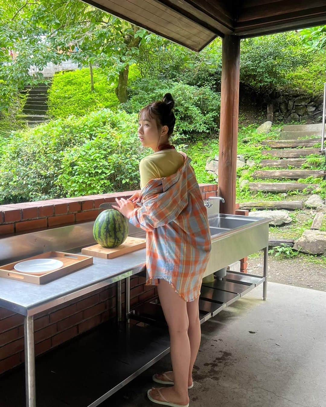 天野ききのインスタグラム：「⁣ この短パンコーデ夏らしくて可愛い⁣ スイカ食べてるのもまさに"夏休み"って感じだ🍉⁣ 今年は夏休みっぽいこと全然してないな！！⁣ グラビアの撮影で花火させてもらったりプールに入れてもらったりするからなんだかそれで満足しちゃった笑⁣ ⁣ だからその分、映画いっぱい見たり、ドラマ全部一日で一気見したり本いっぱい読んだりしてなかなか有意義な時間を過ごせました、うれしいうれしい🤭 いまさっき『不機嫌な果実』を読み終えたところです、林真理子さんは人間の人には言えないような醜い感情も包み隠さず描いてくれるから好きです🌛⁣ ⁣ もうすぐ夏休みも終わるんだけど秋季はまた一限頑張らないとか〜と思うとにゃ〜〜〜しんどいがんばるゾ⁣ ⁣ EX大衆さんではインタビューもしていただいてるので是非読んでね☺︎大学生活についてなんかもお話してます〜⁣ ⁣ グラビアの感想もたくさんお待ちしておりますです☺︎⁣ ⁣ #EX大衆  #グラビア」