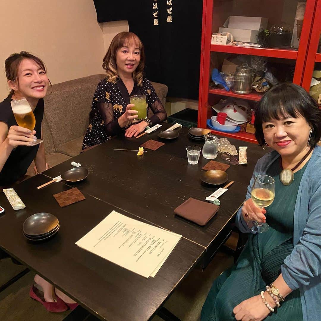 大島由香里さんのインスタグラム写真 - (大島由香里Instagram)「「飲みに行きたいです！」と言ったらすぐに日程とお店決めてくださった #中瀬ゆかり さんも、NGなしで強烈エピソードを本音で話してくださる #岩井志麻子 先生もありがとうございました！最高に楽しい夜でした とんでもなく映えるお2人と自撮りしたかったから念願叶って嬉しい🥹  #5時に夢中」9月15日 10時23分 - yukari__oshima