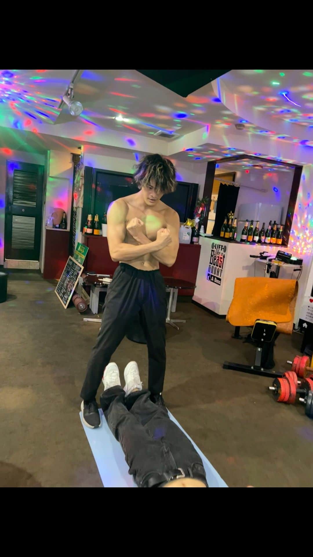 のインスタグラム：「昨日も沢山のお客様のご来店誠にありがとうございマッスル💪 ・ マッスルバーの1番人気のアトラクション、マッスル床ドンです😆 このように仰向けになってもらい、マッスルが壁ドンならぬ床ドンをしマッスル😎 迫り来る大胸筋の迫力や躍動をお楽しみください🙇‍♂️🙇‍♂️  ・ では、本日も19時よりお待ちしておりマッスル💪♫  ーーーーーーーーーーーーーーーーーーーーー  北新地マッスルバー 大阪市北区堂島浜1-3-22 堂島タウン2F Tel:06-6344-8878  仙台支店 仙台マッスルバー 宮城県仙台市青葉区国分町2-5-17 車屋ビル4F ☎︎08023592607 @sendaimusclebar   #マッスルバー #fyp #fypシ #コンセプトバー #コンセプトカフェ #大阪 #大阪観光 #osaka #muscle #musclebar #촣아 #相互フォロー #おすすめ #おすすめにのりたい #在地人推薦 #減肥 #景點 #網美景點 #旅遊 #맞팔#팔로우 #좋아요반사 #일본  #ユニバ #テーマパーク#筋肉」