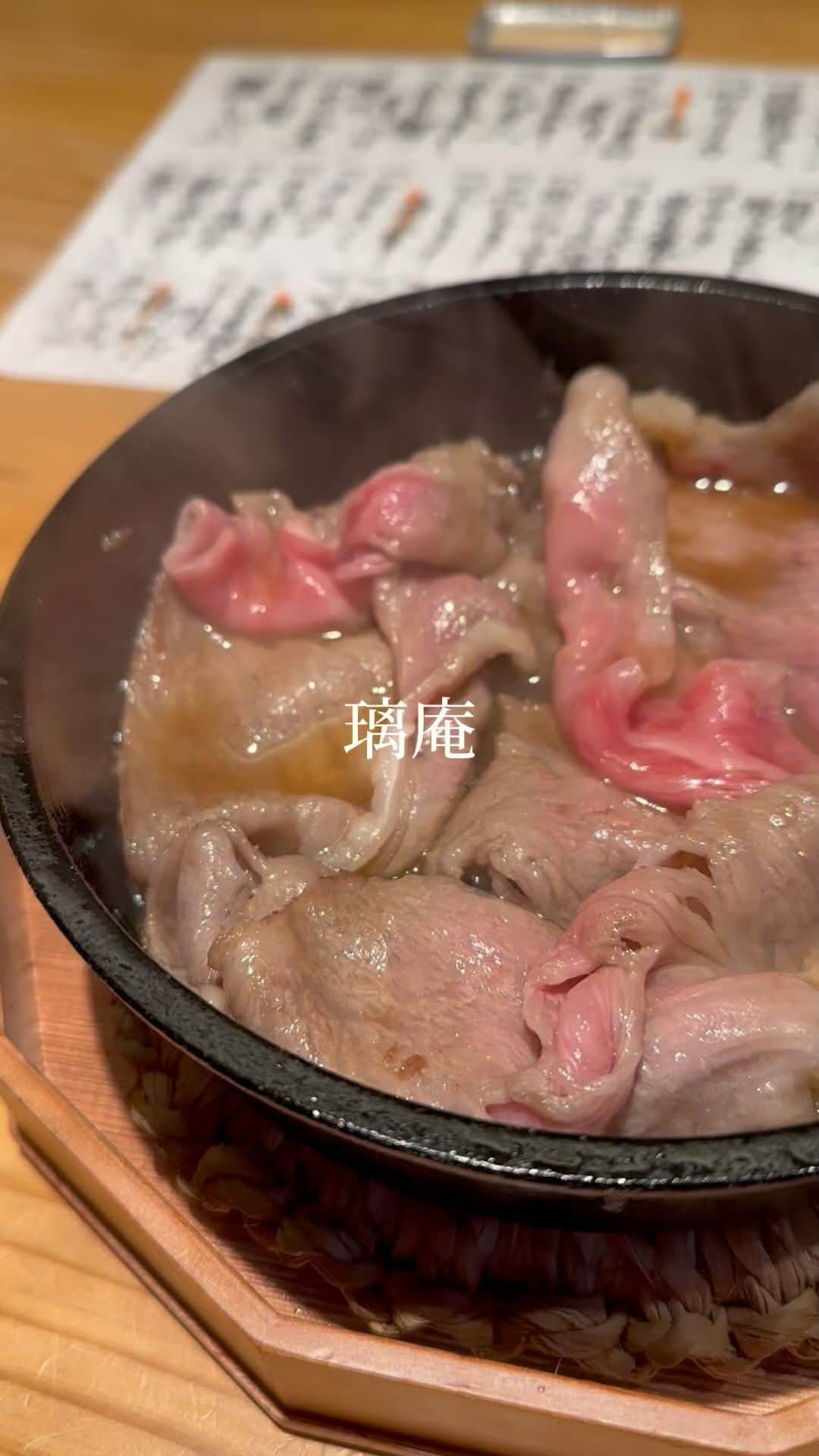 "TERIYAKI" テリヤキ編集部のインスタグラム：「東京・六本木にある「離庵」。  日比谷線の六本木駅から徒歩2-3分のGEMSのビルに入っている和食のお店。  銀座の和食のお店「銀座ふじやま」の姉妹店という位置付けで、アラカルトで気軽に美味しい和食を食べることができる。  カウンターも18席近くあり、個室もあるので色々なシチュエーションでも利用可能。  銀座ふじやま自体はコースのみで4-5万円くらいするお店だが、その半分くらいの価格で美味しい和食をアラカルトで食べる事ができる。  お造りから野菜、肉料理まで幅広い料理の中から選ぶことができるのも嬉しい。 多分、まだそこまで知られていないので、六本木での会食やデートの時にこういうお店を知っていたら、重宝できると思う。 ​⁠  #離庵 #六本木 #六本木グルメ  #和食」