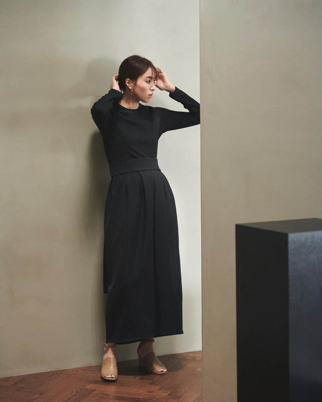 styling/さんのインスタグラム写真 - (styling/Instagram)「日常にモードなひらめきを Sensual Dress up Style  Part.2 着る人の個性を映し出す 「美人服」のすすめ With Yuri Sasagawa  "Dress" 深めタックと異素材が生む 構築的で優雅な迫力  Dress ¥31,900  Jewelry / Hirotaka  デイリーからフォーマルまで活躍する、シンプルなブラックドレス。単調にならないようウエスト位置を低めに調整し、腰周りに深めのタックを入れて構築的なコクーンシルエットが出るように設計されています。上下の素材違いやリボンベルト、裾のスリットなどのモードなあしらいもモダンなバランスで溶け合い、自分らしいフォルムで着られる１着になっています。  オフィシャルオンラインストア、USAGI ONLINEにて 全LOOK公開中。9月14日から9月18日23:59まで10%OFFキャンペーンを開催中。 この機会に是非チェックを✔︎  【10%OFF CAMPAIGN】 9/14(木)0:00～ 9/18(月)23:59 official online store、USAGI ONLINE  9/14(木)〜9/20(水) LUMINE CARD CAMPAIGN ルミネ新宿1店 3F  【HILLS POINT UP CAMPAIGN】 9/14(木)～ 9/18(月) 表参道ヒルズ本館 B1F  #styling #styling_ @sasagawayuri」9月15日 10時28分 - stylings_official
