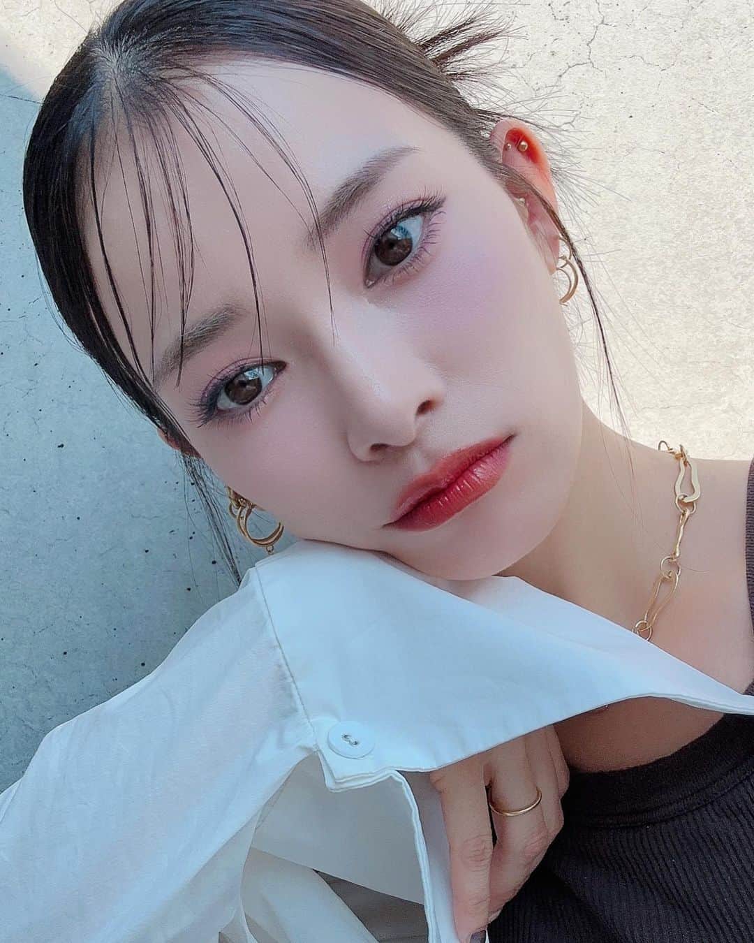 のインスタグラム：「. @junjun393 メイク💄 じゅんこのインスタにリールあがってるので 良かったらみてくださいな☺️ #momlife #mommylife #mommy  #育児 #ママライフ  #6歳 #4歳 #２歳 #motherof3 #motherhood  #family #familyphoto  #3人育児  #3児のママ #3児ママ  #familytime  #5人家族 #familyphotograhy #familyfirst」