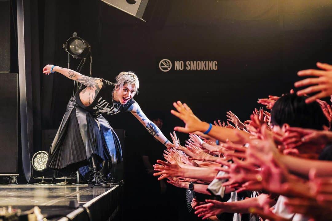 雅-MIYAVI-のインスタグラム：「Thank you all for your sweet birthday wishes!!!!  Yesterday was a bit hectic with some events, so it took me some time to sit down and write this message back to you.  For me, birthday is a precious opportunity to appreciate the gift of this life and reflect on how much I have grown and improved in the past year. (And I work like crazy for the fan club event all day long, haha)  This year, I received a special gift from the god of music a bit earlier.  “I want to live my life on stage”  While performing onstage at the Osaka show, I had re-realized that I wanna live my life on stage. Thanks to all of you, I feel alive and true to myself.   As a musician, performer, I will continue to give my best and strive for improvement and dedicate myself to creating good stuff, delivering good performances.   Thank you for your support and immense love.   Love you guys.  Can't wait to rock with you all again soon!  みんな、温かいメッセージありがとう〜。  昨日はレノボxF1からのファンクラブイベントでバタバタしてたので、遅くなっちゃいました。  毎年、誕生日は  生命を授かったことに感謝して  その年、どれだけ成長できたか  改めて自分を見つめなおす日。  （そしてファンクラブイベントで私はただ働きをするのです）  今年も神様からはちょっぴり早めにプレゼントいただきました。  この前、久しぶりに大阪ガチライヴやって  やっぱ俺はステージに生きていたい。  そう感じながら演ってました。  ここが自分の居場所だと感じるし、  ここでしかできない自分のミッション そのクオリティと熱量をもっともっと高めていきたいと思っています。  いつも心強いサポートありがとう。 ひきつづきよろしくお願いします。  ぶっ飛ぼうぜ  🚀  📸 @hoshina1987」