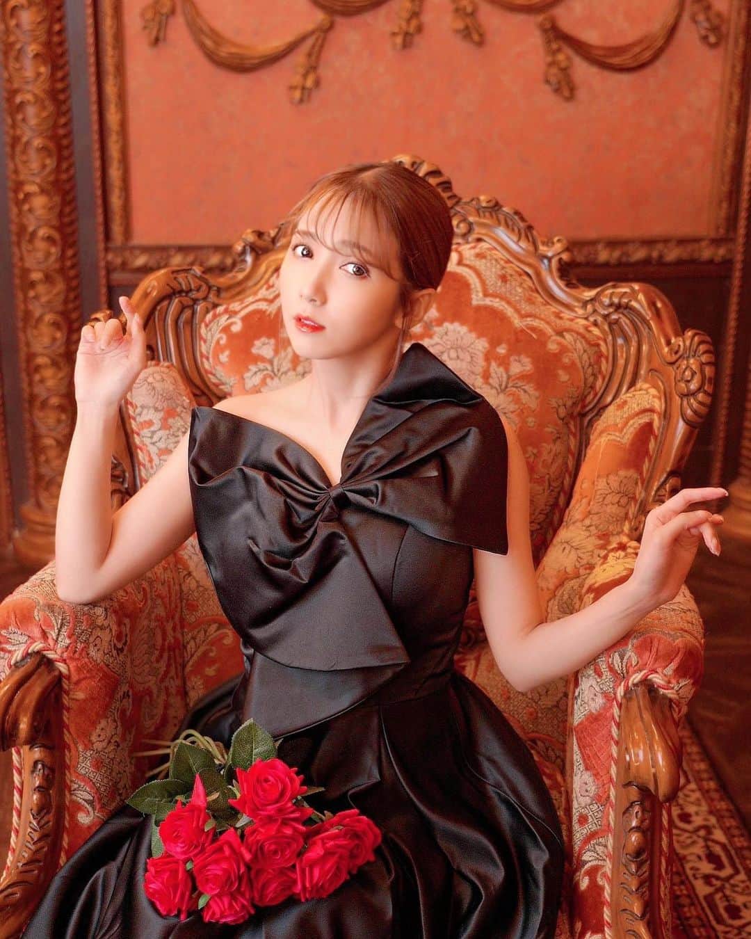 友田彩也香のインスタグラム：「🌹🖤 ⁡ 沢山のお祝いメッセージありがとうございます😭🙏 ⁡ 皆様のお陰で幸せな誕生日になりました👸🎂❤️ だいすきです🥹✨ ⁡ 明日のバースデーオフ会 明後日のバースデーサイン会で皆に会えるの楽しみにしてるね🥰🫶」