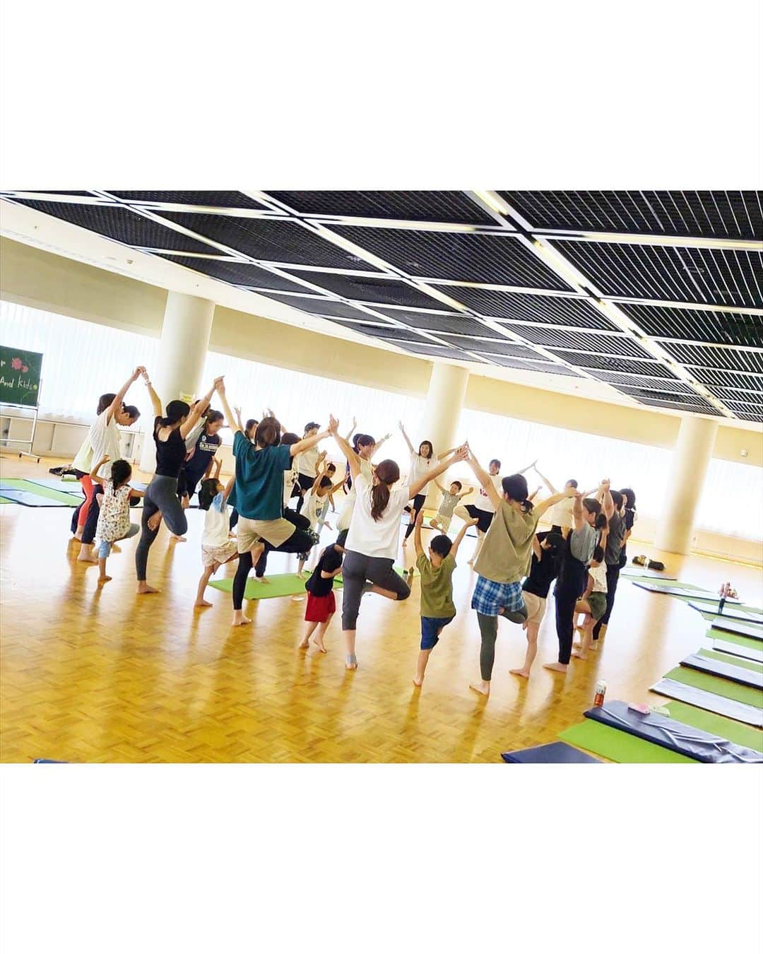 松本莉緒さんのインスタグラム写真 - (松本莉緒Instagram)「本日予約START🧘‍♀️東京府中市で行うヨガレッスンのお知らせです💛💛 ⁡ ⁡ 我が地元 #府中 の府中大使に就任してから8年になりました🙏新潟へ移住した後も度々府中の風が恋しくなり東京出張の度に帰っている松本です☺️ ⁡ ⁡ さて、10月8日と11月11日(日土)に、 『 𝐘𝐎𝐆𝐀 𝐅𝐎𝐑 𝐌𝐎𝐌 𝐀𝐍𝐃 𝐊𝐈𝐃𝐒 』 のレッスンが開催される事となりました✨❣️ ⁡ ⁡ ありがたい事に2年目に突入したyogamom♡( ヨガマム ) 🥹💓 毎回終わる頃には子ども達がニッコニコでハイタッチをしてくれて、ママの皆さまからは涙と笑顔を頂ける幸せな時間を過ごさせて頂いております🥹🙏💓✨ ⁡ ⁡ 今回開催時期が近い事もあり、 2イベント同時募集になりました✨✨ 対象学年と申し込み〆切をご確認頂き お間違えないようお願い致します🙇 ⁡ ⁡ ⋆⋆⋆⋆𝙔𝙊𝙂𝘼 𝙁𝙊𝙍 𝙈𝙊𝙈 𝘼𝙉𝘿 𝙆𝙄𝘿𝙎  参加方法 ⋆⋆⋆⋆ ⁡ ⁡ 出産や育児などのライフステージの変化によりスポーツを継続できなかった女性が、再びスポーツを始めるきっかけとなるようヨガイベントを開催します✨ ⁡ ⁡ ●日程 : 2023年10月8日（日） ●時間 : 午前10時半〜11時半 ●対象 :府中市内在住の小学１〜3年生とお母様 ⁡ 内容 : 前半は集中力を高めるハチの呼吸法や笑顔になれるライオンの呼吸法、そしてママや子ども同士で協力し合いながら行うペアヨガをメインにレッスンを行っていきます。 ⁡ ⁡ ●2023年11月11日(土)  ●時間 : 午前10時半〜11時半 ●対象 :府中市内在住の小学4〜6年生とお母様 ⁡ 内容：前半は自律神経を整える呼吸法。 後半はアクティブに動くヨガをメイン親子一緒に実践して行きます。インド発祥の太陽礼拝を分かりやすく物語形式でレクチャーしていくので楽しみながらヨガに触れていただけると思います☺️ ⁡ ⁡ お子様は心の葛藤に遭遇することが多くなる成長のタイミング。お母様は感情のコントロールが難しく感じる事も。この機会にヨガに触れ、親子のコミニケーションに生かしていただければと思います。 ⁡ ⁡ ◻︎開催場所：郷土の森総合体育館レクリエーションホール ◻︎費用：無料 ◻︎定員：各30組（抽せんとなります） ◻︎申込：9月22日（金）まで。 ◻︎お申し込み方法 : オンラインにて受付 ◻︎ お問い合わせ :  府中市文化スポーツ部スポーツタウン推進課  ・0423354477  ・taiiku02@city.fuchu.tokyo.jp ⁡ ⁡ Yoga For Mom and Kids の情報掲載は、 市報・HP・X（旧Twitter）などなどで確認できるそうです☺️ ⁡ ⋆⋆⋆⋆⋆⋆⋆⋆⋆⋆⋆⋆⋆⋆⋆⋆⋆⋆⋆⋆⋆⋆⋆⋆⋆⋆⋆⋆⋆⋆⋆⋆⋆ ⁡ 秋の府中も素敵なんだなぁ🍁🍁 くるる下のお魚屋さんが無くなっちゃってさみしい松本です😢皆さまと府中トークできるのを楽しみにしております❣️❣️  📸 @rolls_tamura ✨  ⁡#松本莉緒 #府中大使 #東京 #yogaformomandkids #peacebergstyle @peaceberg_style #社会貢献 #地元貢献 このyogamom が更に1つ大きなイベントとなり府中出身のヨギの皆さんや瞑想家の皆さんと開催できたら素敵💓 という #夢 そしてまた府中に #atyogalifefuchu comeback ..🧘‍♀️🌿🌈」9月15日 10時37分 - matsumoto_rio1022