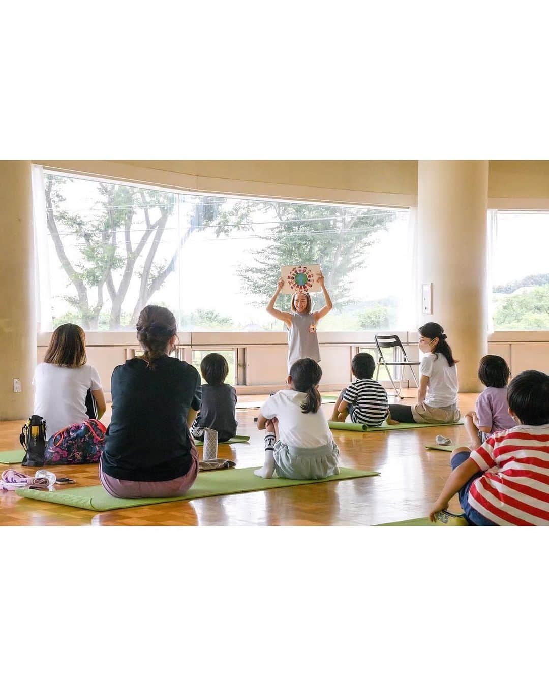 松本莉緒さんのインスタグラム写真 - (松本莉緒Instagram)「本日予約START🧘‍♀️東京府中市で行うヨガレッスンのお知らせです💛💛 ⁡ ⁡ 我が地元 #府中 の府中大使に就任してから8年になりました🙏新潟へ移住した後も度々府中の風が恋しくなり東京出張の度に帰っている松本です☺️ ⁡ ⁡ さて、10月8日と11月11日(日土)に、 『 𝐘𝐎𝐆𝐀 𝐅𝐎𝐑 𝐌𝐎𝐌 𝐀𝐍𝐃 𝐊𝐈𝐃𝐒 』 のレッスンが開催される事となりました✨❣️ ⁡ ⁡ ありがたい事に2年目に突入したyogamom♡( ヨガマム ) 🥹💓 毎回終わる頃には子ども達がニッコニコでハイタッチをしてくれて、ママの皆さまからは涙と笑顔を頂ける幸せな時間を過ごさせて頂いております🥹🙏💓✨ ⁡ ⁡ 今回開催時期が近い事もあり、 2イベント同時募集になりました✨✨ 対象学年と申し込み〆切をご確認頂き お間違えないようお願い致します🙇 ⁡ ⁡ ⋆⋆⋆⋆𝙔𝙊𝙂𝘼 𝙁𝙊𝙍 𝙈𝙊𝙈 𝘼𝙉𝘿 𝙆𝙄𝘿𝙎  参加方法 ⋆⋆⋆⋆ ⁡ ⁡ 出産や育児などのライフステージの変化によりスポーツを継続できなかった女性が、再びスポーツを始めるきっかけとなるようヨガイベントを開催します✨ ⁡ ⁡ ●日程 : 2023年10月8日（日） ●時間 : 午前10時半〜11時半 ●対象 :府中市内在住の小学１〜3年生とお母様 ⁡ 内容 : 前半は集中力を高めるハチの呼吸法や笑顔になれるライオンの呼吸法、そしてママや子ども同士で協力し合いながら行うペアヨガをメインにレッスンを行っていきます。 ⁡ ⁡ ●2023年11月11日(土)  ●時間 : 午前10時半〜11時半 ●対象 :府中市内在住の小学4〜6年生とお母様 ⁡ 内容：前半は自律神経を整える呼吸法。 後半はアクティブに動くヨガをメイン親子一緒に実践して行きます。インド発祥の太陽礼拝を分かりやすく物語形式でレクチャーしていくので楽しみながらヨガに触れていただけると思います☺️ ⁡ ⁡ お子様は心の葛藤に遭遇することが多くなる成長のタイミング。お母様は感情のコントロールが難しく感じる事も。この機会にヨガに触れ、親子のコミニケーションに生かしていただければと思います。 ⁡ ⁡ ◻︎開催場所：郷土の森総合体育館レクリエーションホール ◻︎費用：無料 ◻︎定員：各30組（抽せんとなります） ◻︎申込：9月22日（金）まで。 ◻︎お申し込み方法 : オンラインにて受付 ◻︎ お問い合わせ :  府中市文化スポーツ部スポーツタウン推進課  ・0423354477  ・taiiku02@city.fuchu.tokyo.jp ⁡ ⁡ Yoga For Mom and Kids の情報掲載は、 市報・HP・X（旧Twitter）などなどで確認できるそうです☺️ ⁡ ⋆⋆⋆⋆⋆⋆⋆⋆⋆⋆⋆⋆⋆⋆⋆⋆⋆⋆⋆⋆⋆⋆⋆⋆⋆⋆⋆⋆⋆⋆⋆⋆⋆ ⁡ 秋の府中も素敵なんだなぁ🍁🍁 くるる下のお魚屋さんが無くなっちゃってさみしい松本です😢皆さまと府中トークできるのを楽しみにしております❣️❣️  📸 @rolls_tamura ✨  ⁡#松本莉緒 #府中大使 #東京 #yogaformomandkids #peacebergstyle @peaceberg_style #社会貢献 #地元貢献 このyogamom が更に1つ大きなイベントとなり府中出身のヨギの皆さんや瞑想家の皆さんと開催できたら素敵💓 という #夢 そしてまた府中に #atyogalifefuchu comeback ..🧘‍♀️🌿🌈」9月15日 10時37分 - matsumoto_rio1022