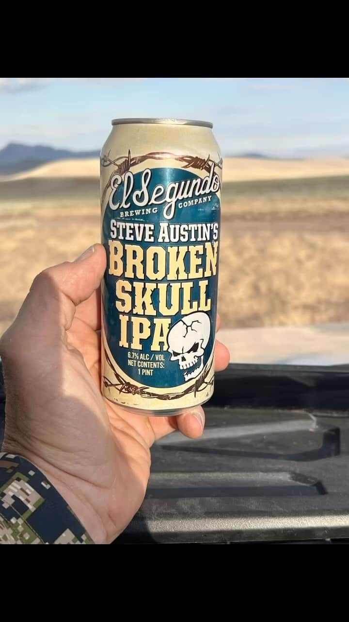 ストーン・コールド・スティーブ・オースチンのインスタグラム：「Cheers!! 🔊⬆️ @brokenskullbeer @esbcbrews  #beer #craftbeer #usa #america  #freedom #🇺🇸   Earth, Wind, and Fire September」