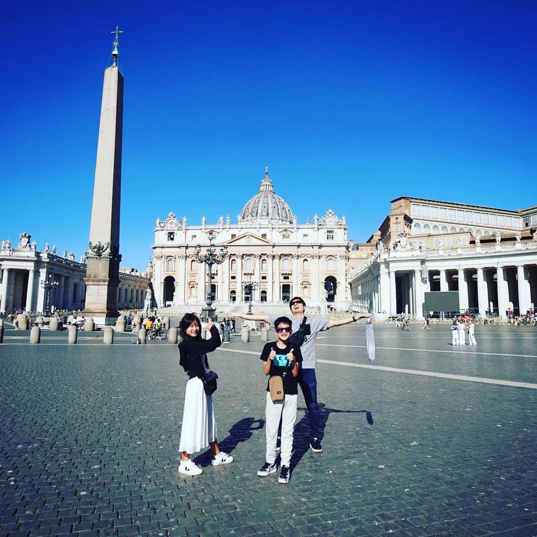 かほせいチャンネルのインスタグラム：「バチカン市国🇻🇦サンピエトロ広場😊3枚目から8枚目は、かほさんが撮ってくれました🤗その頃、せいさんは暑さにやられてました🥵」