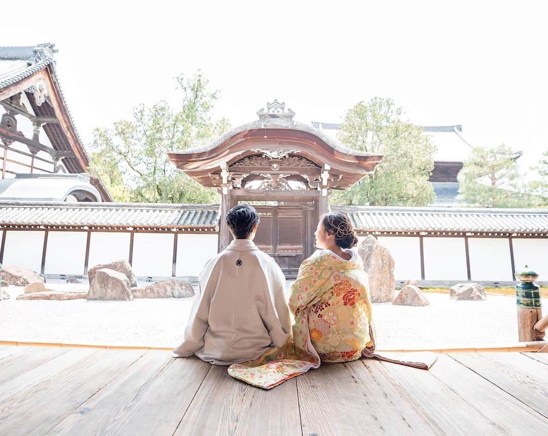 【公式】 京都セントアンドリュース教会のインスタグラム：「#東福寺 での#和装ロケーションフォト  美しい風景の中でのおふたりはより一層輝きます。  @kyoto_st.andrews_church   ーーーーーーーーーーーーーーー 京都セントアンドリュース教会 京都府京都市中京区御幸町通三条下ル海老屋町321 TEL：（075）241-1118 MAIL： post@st-andrews.jp 営業時間：11:00-17:00 定休日： 火水曜（祝日を除く）  #京都セントアンドリュース教会 #タガヤブライダル  #タガヤ #tagaya #プレ花嫁 #花嫁準備 #ドレスショップ #フォトウェディング #婚礼写真 #関西花嫁 #大阪花嫁 #関西前撮り #京都花嫁 #京都前撮り #京都結婚式 #チャペル #チャペルフォト #チャペル挙式  #和装前撮り #和装小物 #和装ヘア #和装ロケーションフォト #洋髪 #紋付袴 #色打掛 #日本庭園 #色打掛前撮り」