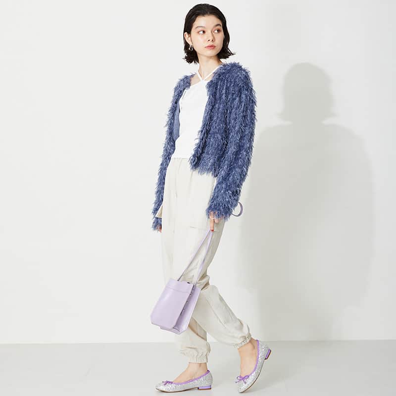 ORiental TRaffic HKのインスタグラム：「【#新品上架 ﹕Glitter Ballet Shoes】 奢華精緻感十足的亮片芭蕾舞鞋💃佩上可愛蝴蝶結🎀，為秋冬穿搭增添亮點。銀白色的亮片配上粉紫色的鞋邊，少女感十足之餘更適合日常穿搭。💗  3 色入 - https://bit.ly/3YRBCDP 網店地址: https://www.orientaltraffic.com.hk 門市地址: https://bit.ly/3QnRXxQ  ✨ORiental TRaffic全線分店現正進行減價優惠，精選鞋款低至5折  鞋款買滿2對或以上更可享額外9折優惠  ✨於ORiental TRaffic網店購物滿$500即享免運費服務 (港澳地區)  ✨於ORiental TRaffic網店購物，指定6間門店取貨可享免運費服務 優惠貨品數量有限，售完即止。 優惠受條款及細則約束。  #ORientalTRaffic #ORientalTRaffic網店 #eshop #NewArrival #Autumn #Winter #23AW #Loafers #日本 #日本品牌 #新貨上架 #秋季鞋款 #冬季鞋款 #樂福鞋」