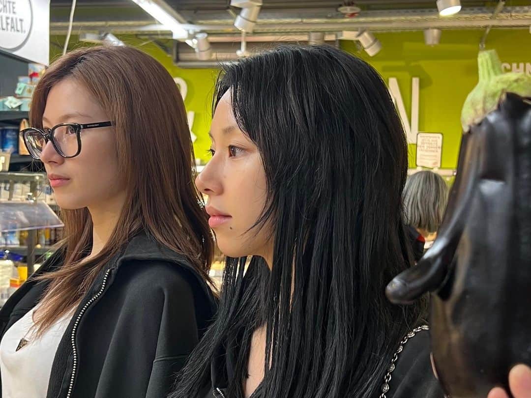 のインスタグラム：「My first Europa tour diary③📔👓🕰️🎀」