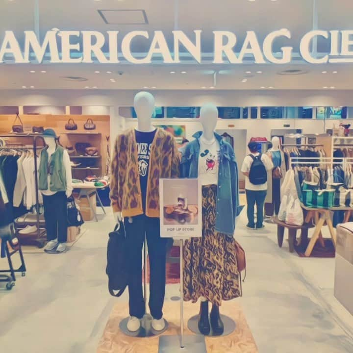 DJ DRAGONのインスタグラム：「AMERICAN RAG CIE新宿にてPOPUPスタート。 EVERESTおかげさまで大、大好評です。一度使ったらハマってしまう、自然由来なのに究極の泡立ち。世界初のアルミチューブシャンプーは使うたびに表情がかわります。僕はプラポンプボトルがちょっと苦手なので開発しました、深刻な海洋プラゴミ問題もありますアルミは94%のリサイクルできる素材。とにかく見た目め中身もカッコいいEVEREST。 生き方にこだわってる方に是非！ . 東京都新宿区新宿3-37-1 フラッグス2F アメリカラグシー新宿 Flags store . . #everestcosme #everestshampoo  #アメリカラグシー #americanragcie」