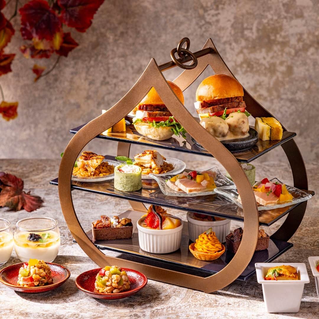 Hilton Tokyo Odaiba ヒルトン東京お台場のインスタグラム：「食欲の秋到来🍁 ヒルトン東京お台場では、カルダモンやナツメグなどスパイス香る秋限定のスイーツが並ぶ「オータムアフタヌーンティー＆ハイティー」を開催中です。  リンゴ、カボチャ、洋梨など、秋の食材を贅沢に使い、さまざまなスパイスのエッセンスを加えた見た目も秋らしいスイーツをお楽しみいただけます。  9月18日は「敬老の日」。 大切な方に日頃の感謝を込めて、「オータムアフタヌーンティー＆ハイティー」をプレゼントしてみるのはいかがでしょうか？🌰  ▶︎詳細は、 @hilton_tokyo_odaiba のプロフィールリンクよりご確認いただけます。  Experience autumn on a plate at Hilton Tokyo Odaiba with our Autumn Afternoon Tea & High Tea. Enjoy spiced sweets crafted from seasonal ingredients like apples, pumpkins, and pears, laced with cozy spices such as cardamom and nutmeg.  #ヒルトン東京お台場 #hiltontokyoodaiba」
