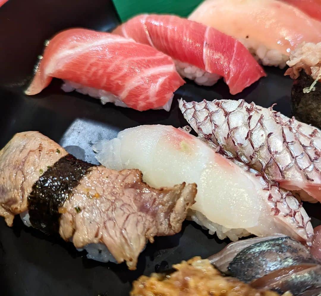 スーツのインスタグラム：「みさきまぐろきっぷで食べた寿司です。かなり美味しい割に安いです。」