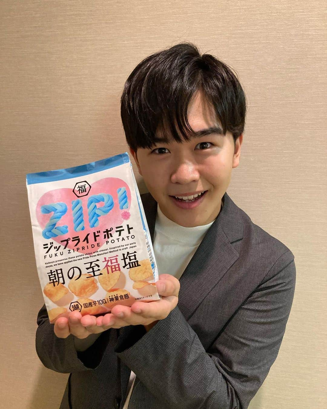 鈴木福さんのインスタグラム写真 - (鈴木福Instagram)「「ZIP！」昨日もありがとうございました！  なんと、「社長！教えてください」のコーナーで取材させていただいた湖池屋さん。 ロケの中で、ZIPと湖池屋のプライドポテトをコラボしてほしいという僕のアイデアから、本当にパッケージを作ってくれました！！  ジップライドポテト！！ かわいい〜！  #ZIP #湖池屋 #プライドポテト #鈴木福」9月15日 11時03分 - s_fuku_te