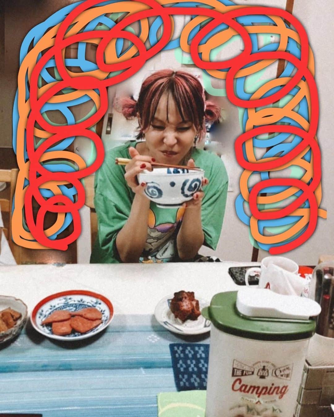 のインスタグラム：「沖縄のママの沖縄そばと三枚肉が一番好き🍜 あとは子供の頃から連れて行ってもらっているタコスやさん🌮 富士山のぜんざいとタコライス🟤🌮🍚 給食で食べてたチャンプルー(トーフチャンプルーが一番好き)  いつも沖縄の友達がさぁーたーあんだぎーや、マンゴーや、沖縄のお菓子をたくさん送ってくれるから、東京でも沖縄の味楽しんでます🥭🟤  沖縄の家族やお友達もそうだけど、沖縄の人たちは本当にみんなパワフルで元気でとっても優しい。 帰れる場所や友達が居るって幸せだな。  ひとのお家で暮らすこと、ひとにお世話になること、親と離れて過ごすこと、物心ついてから新しい友達を作ること、たくさんのおとなやともだちに助けてもらったこと、お掃除やお金の使い方、夢中になった歌とダンス。 もちろんいい思い出ばっかりじゃないけど、今の私になるために全部必要だったこと。 たくさんのわたしが沖縄と共にあるな。  私過ぎたことってあんまり覚えてないんだけど、場所や景色や音や香りで一瞬にしてかえってくるね。 思い出も味も色褪せないな☀️ 変わってく景色も変わらないこの気持ちも住み着いた街。  たくさんたべた🐷 さて、今月末からは、いよいよ　#LANDERツアー　です🚀☀️ よろしくね💪  「Sponsored by Sony Marketing Inc」」