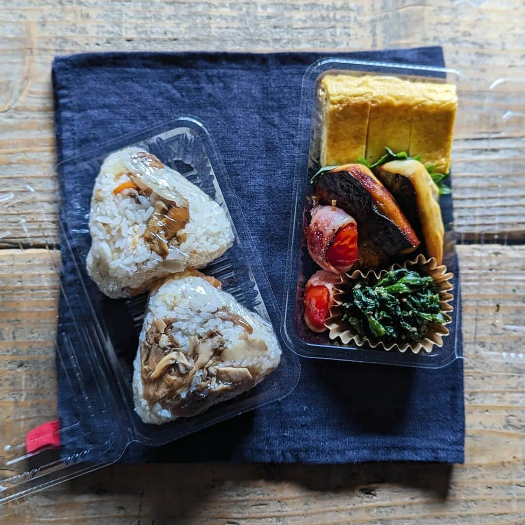 tamiさんのインスタグラム写真 - (tamiInstagram)「* #お弁当 *  きのこの炊き込みご飯。 鮭と鯖と。 最近鮭と鯖ばっかりだな🫣  きのこご飯の素は@kitanoace 🍄  もう少し涼しくなったら お弁当持ってピクニック行きたいね。  * #tami弁  #弁当#bento#lunchbox #ランチ#昼食#のっけ弁#旦那弁当 #ごはん#食事#暮らし#お弁当記録 #北野エース #北野エース推し隊  #pr」9月15日 11時06分 - tami_73