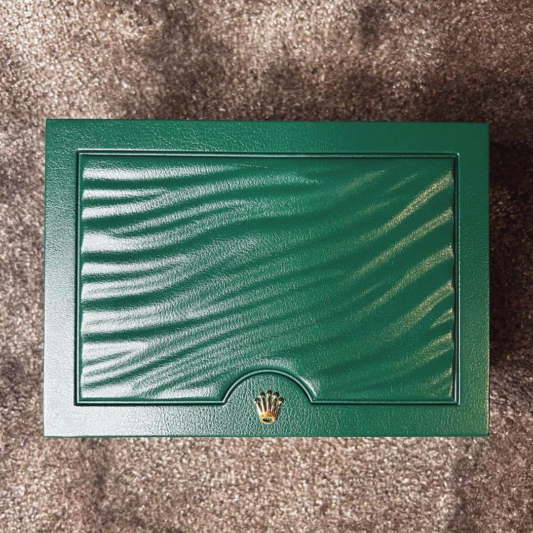 のインスタグラム：「My new Rolex.  年々時計が好きになってきて 新たにサブマリーナのグリーン💚  グリーンカラーが欲しくて GMTマスターⅡよりメンズ感が強すぎず可愛い🫧  次はプロフェッショナルモデル欲しいなと思っていたので購入できて嬉しい🥹  #rolexsubmariner #ロレックスサブマリーナ」