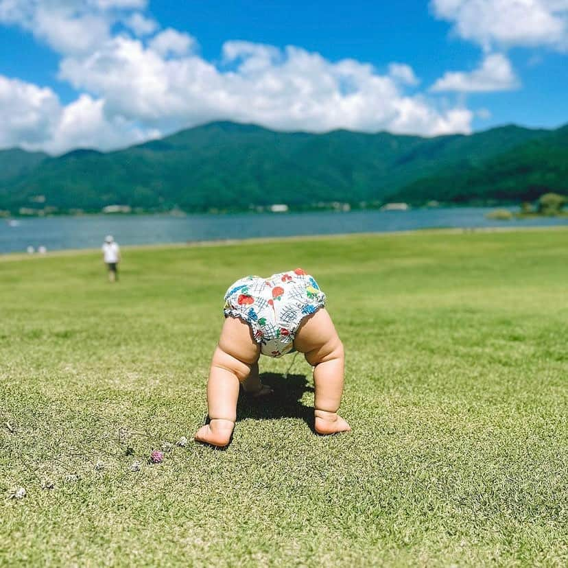 ままのてのインスタグラム：「【🍑🍑🍑】 . . ままのて . . #絶景  素晴らしい景色…！！🤣✨ ずっと眺めていたいですね🍑⛰️  ‥…━━━★゜+.*・‥…‥…  絶景🫐🍒🍋  ‥…━━━★゜+.*・‥…  @__zen207__様の投稿です❣️素敵な投稿をリポストさせていただきありがとうございました😊✨⁠💝  ままのてキャンペーンはストーリーズから🥰  〈赤ちゃんの様子をInstagramでシェアしよう♡〉  ままのてアプリに表示されている赤ちゃんの様子をInstagramでシェアしてみませんか？シェアする時には【 #ままのて 】をつけると同じ週期のユーザーを見つけられますよ♪  〈mamanote_official Instagramへ参加しよう♡〉  お子様のかわいい動画、写真 ▶︎【 #ままのて 】 ままのてキャンペーン▶︎【 #ままのてキャンペーン 】 ままのてイラスト▶︎ 【 #ままのてイラスト 】  @mamanote_official をフォローして、 投稿する動画や写真に合ったオリジナルハッシュタグをできるだけ多くつけて、インスタグラムにアップしてみましょう！  担当者が投稿をチェックして、素敵な写真と動画、イラストをピックアップして、公式アカウントで紹介します❤️  また、動画や写真は、ままのてのFacebook、 またはウェブサイト 「ままのて」内の記事で紹介させていただく場合があります🙌.  #2歳 #1歳 #生後12ヶ月 #令和3年ベビー #令和4年ベビー #年子 #年子育児 #年子ママ #2学年差 #男の子ベビー #男の子ママ #兄弟ママ #海外子供服 #男の子コーデ」