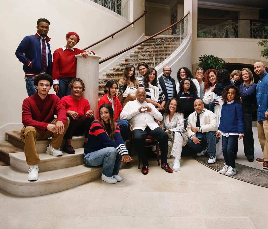 クインシー・ジョーンズのインスタグラム：「If you know anything about me, then you already know my family is IT for me, so these pics will forever hold a special place in my ❤️…And man, it’s only fitting that we got to get fitted by none other than @tommyhilfiger! My brothers @thomasjhilfiger & @andyhilfiger have always been a part of the fam…xxoo…Thank-Q to my precious pie Kidada for pulling this all together & giving the family a much-needed excuse to get all our booties in the same room!   #TommyHilfiger #TommyFamily」