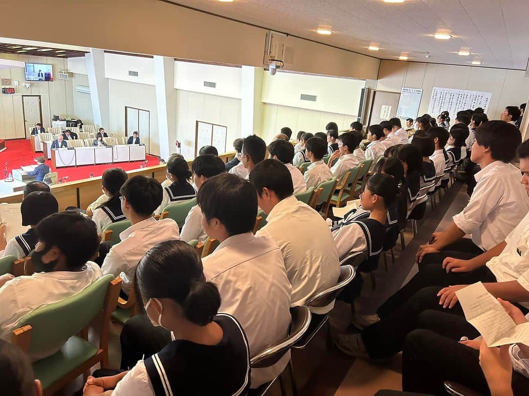 小路晃のインスタグラム：「【魚津市議会】 我が母校、魚津市立西部中学校3年生60名の生徒さんと市議会を傍聴して参りました。 市民の命を預かる政治がどのように行われているか⁉️いまの内情は⁉️ どのような方向に進もうとしているのか⁉️ 子供たちはルールを決めれません。 我々、親が、大人がしっかりと子供たちの未来の為に政治に関心を持たなければニッポンに未来はない。  愛する人を守るために、 共に旅に出よう 日本の未来を変える日々へ」