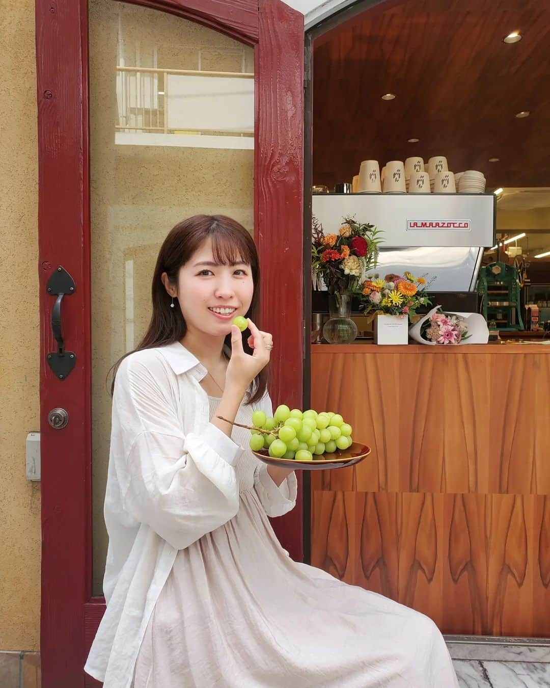 小谷津友里のインスタグラム：「朝からシャインマスカット食べてしあわせ～🍇  山梨県南アルプス市の 採れたてシャインマスカットが買える 果物無人販売所のF STANDが 都内に来てるよ🍇🥰 友達のなっちゃんが働いてるコーヒースタンド「烏」に行ってきた♪︎  南アルプス市のシャインマスカットは ふるさと納税サイトで全国TOP3にランクインしたこともある人気の一品💚  南アルプス市は寒暖の激しい気候と水はけがよい土壌が特長✨ ブドウとは相性が良く、 高品質なブドウが生産されるんだって😍  ということで早速 新鮮なマスカットを食べたら  口いっぱいに芳醇な甘さと香りが広がって すごーく美味しかった👏🥰  今年のシャインマスカットは特に甘いそうだよ♪︎  産地で食べるような本当に新鮮で美味しい シャインマスカットが食べられてうれしい🥺  都内４店舗で開催！  🕒️2023年9月14日(木)・15日(金) 両日18:00まで  🍇南アルプス市で当日の朝に収穫された 「シャインマスカット」 1,800円（税込）  渋谷と中目黒は売り切れちゃったみたいです！ 巣鴨と神楽坂も残りわずかなのでお早めに..！  📍RYOZAN PARK LOUNGE　豊島区巣鴨1-6-6東邦ホワイトテラス 1F（巣鴨駅から徒歩2分）  📍つばめ舎建築設計　新宿区赤城下町47-10二川ビル 1F（神楽坂駅から徒歩6分）  💰️お支払い方法 PayPay または、QR決済サービスを利用したクレジット決済(現金は使えないよ💡)  📱果物の設置状況をリアルタイムでSNSで更新中！ F STANDのインスタをチェックして行ってみてね @fstand.jp  お近くにF STANDがない方や、買えなかった方も 南アルプス市のふるさと納税でお試しできるよ🙆 今年のふるさと納税どこにしようか考え中は ぜひ✨  南アルプス市のインスタはこちら @minamialps_official ブドウの皮の簡単なむき方やレシピが 動画で紹介されてて面白いの😍 今シャインマスカットが当たるキャンペーンもやってるから要チェック👀💚  PR  #ふるさと納税 #南アルプス市は山梨です  #都会で完熟果物 #収穫48時間以内 #渋谷カフェ #シャインマスカット #山梨 #コーヒー #渋谷コーヒー #fstand #エフスタンド #果物無人販売所 #フルーツ #果物 #fruits #完熟 #産地直送 #旬 #旬の果物 #農家 #ぶどう #葡萄 #ブドウ #シャインマスカット #南アルプス市」