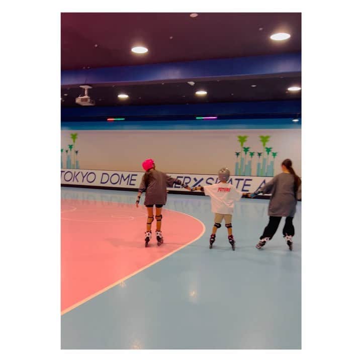 megumi matsuoのインスタグラム：「… 夏休みの思い出  子どもたちも大好きな ローラースケート  夏休みの最後にみんなで行ってきた 毎年の恒例になってる  あと何年一緒に行けるかなー  てか あと何年滑れるかなーー 私、2時間も体力がもたないww  #ママ#ママライフ#子連れ#夏休み#ローラースケート#3きょうだい#3児ママ#40代#アラフィフ」
