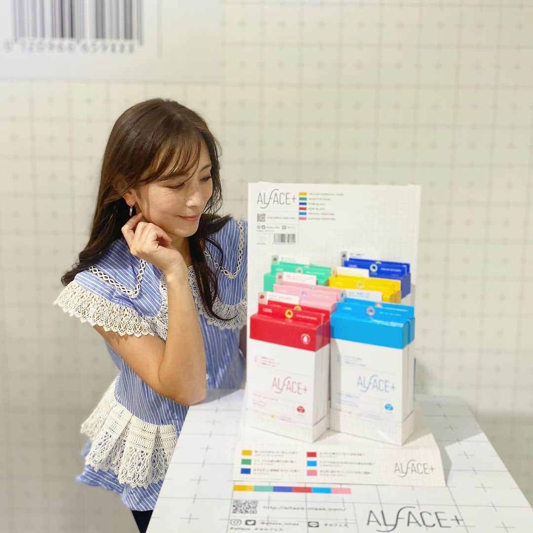 のインスタグラム：「♡ * フェイスマスクを中心に展開する 大人気スキンケアブランド「オルフェス」の リニューアルイベントに行ってきました🤍 * 大幅リニューアルして、 成分がパワーアップしたそうです！ * 特に気になったのが、 美しさみなぎるいきいきとした肌へ導く 「イエローエッセンシャルマスク💛」と、 ゆらぎに負けないしっとり肌に導く 「ダイヤモンドモイスチャー」🩷 * 毛穴ケア・透明感・栄養補給を今まで以上にブラッシュアップしたイエローは、ビタミンCを増量していて期待大！！ * これからますます乾燥する季節。 パワーアップしたオルフェスで、 しっとり肌キープしたいです♫ * * @alface_lohas #オルフェス #シンオルフェス  #シートマスク #パック」
