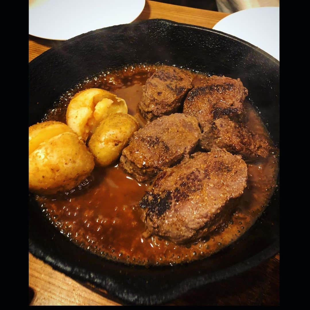 MONKYのインスタグラム：「阪神優勝おめでとうございます㊗️㊗️㊗️  そんな熱々な関西へ。  今日から一人旅スタート！  本日15日は何年振りかの豊橋へ！ 東海のNiceなミュージシャンと楽園的なサウンドでJazzや日本の曲でJam！ ワクワク。  16日は名古屋の俊英ミュージシャンと老舗ジャズクラブLovelyにて、よりJAZZ度数高めなメンツで楽しみです。  17日は高槻のブルースなお店、Hideawayにて、まさにBluesな夜。 お酒が進む選曲でお送りします。😎  18日はいつもGood Vibes溢れる川口真由美ちゃんとJam Spot＠京都ネガポジ 西院のdeepゾーンを楽しみたいと思います。  そして神戸でのレコーディングを挟み、21日は淡路島の楽園、リゾートホテルけひの海にて、EXOTIC SKATES feat.大西ユカリでディナーショウ！  仕込みもバッチリ👌 涙と笑いの贅沢な夜になるでしょう〜！  うずしお温泉と美食で癒された我々は22日に尼崎ラリパッパカフェにて炸裂！ 生音の波動を浴びに来て下さい♫  23日は西宮の異国情緒溢れるお店アルケミーにて、至宝ピアニスト竹下清志とDUO。  deepでbeatifulな竹下さんの音楽の中を僕と一緒に泳ぎましょ〜。  24日は前回もボコボコに盛り上がった、あびこロケットにてJam Spot！  絶品バーガー🍔と音楽と人が生み出すケミストリー、幸せ感じに来て下さい♨️  各地でお待ちしてまーす！  #あの日の最幸だった横浜waccaの鹿肉ステーキ @wacca_from_hokkaido」