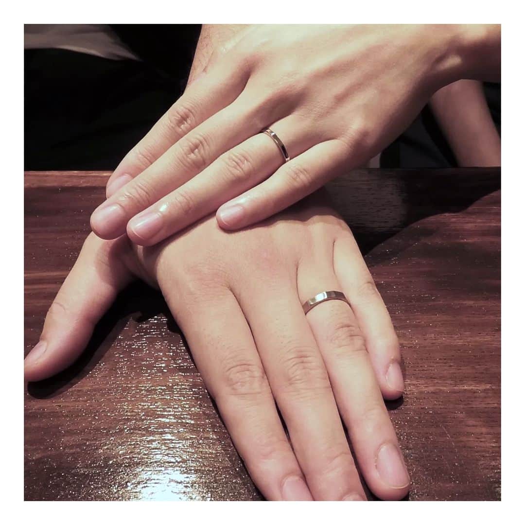 ith / イズ オーダメイド結婚指輪さんのインスタグラム写真 - (ith / イズ オーダメイド結婚指輪Instagram)「横浜に思い入れのあるお二人へ指輪をお仕立て。 ith横浜元町アトリエにお越しくださいました。  お二人が大切にしていたのは “ひと目でわかる特別感”でした。  そんなお二人は《ルーチェ》をお仕立て。 抑揚をもった凹凸のある多面が 特徴的なデザインです。  不規則に並んだ面は 職人が一面ずつ削りを入れており ひとつとして同じ形はありません。  デザインと作り方、 どちらもオンリーワンの特別感を。  ▽ 指輪について 結婚指輪(男性)： Pt950/K18YG：129,000円〜  結婚指輪(女性)： Pt950/K18PG：114,000円〜  お問い合わせコード：25146  ***********************************  ⧉ ith 公式WEB @ith_marriage アカウントTOPへ  ☞ プロフィールURLをタップ  ⧉ 暮らしに寄り添うジュエリー ith online store ☞ @ith_jewelry  ***********************************  #結婚指輪 #マリッジリング #婚約指輪 #エンゲージリング #カスタマイズ #オーダーメイド #手仕事 #職人 #アトリエ #多面 #横浜 #凸凹」9月15日 11時25分 - ith_marriage