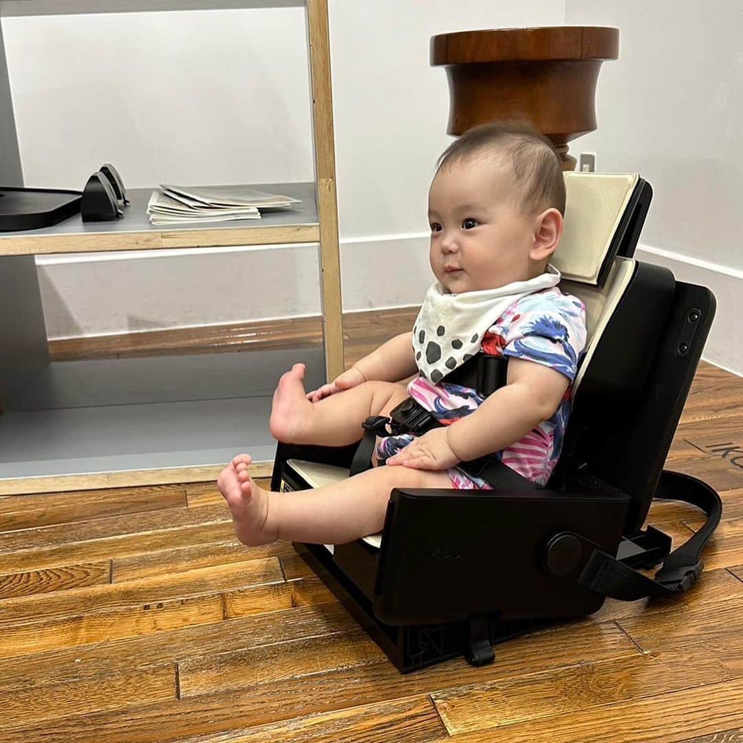 玉木碧さんのインスタグラム写真 - (玉木碧Instagram)「赤ちゃんファースト（東京都からのお祝い品）をどれ注文しようかな〜と思っていたところ気になるものを発見！  外出先で座れる椅子🤩 @ikou_official_   まだベルト無しのベビーチェアには座れず、ベビーカー入れるスペースないお店も割とあって🤔 この箱型の椅子が去年から発売されてるらしい！  ただ、新しいものなのでどんな感じなのかあまりお見かけする機会がなくてどうかなーと思ってたところ…  たまたま吉竹史さんがこのメーカーの展示会に誘ってくれて！！！  試させてもらえました😆  そしたら息子もめちゃくちゃ気に入って！笑  しかもこれ凄いのが、スポーツ観戦の時の椅子にもつけられるんですって！ 最高じゃん！  いっつも試合の時3時間近く抱っこするのなかなかキツかったからなぁ、、笑 しかもどんどん重くなるし😂👶  追加で一席分買ったとしてもおつりがくるくらい便利だわ🥹  座敷でもポンと置いて座らせることもできる！  畳むと箱型になって、ショルダーバッグみたいに持ち運べるんですよ！  凄く、いい！笑  という事で注文しました😎  #ikou #ポータブルチェア #ベビーチェア #おでかけ #生後7ヶ月 #男の子ベビー  #男の子ママ  #育児  #便利グッズ  #育児グッズ買ってよかったもの」9月15日 11時26分 - tamaki_aoi.official