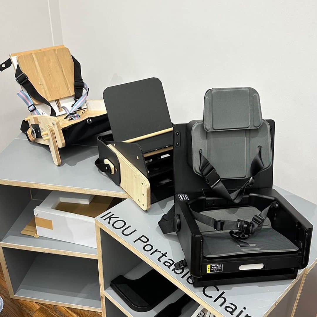 玉木碧さんのインスタグラム写真 - (玉木碧Instagram)「赤ちゃんファースト（東京都からのお祝い品）をどれ注文しようかな〜と思っていたところ気になるものを発見！  外出先で座れる椅子🤩 @ikou_official_   まだベルト無しのベビーチェアには座れず、ベビーカー入れるスペースないお店も割とあって🤔 この箱型の椅子が去年から発売されてるらしい！  ただ、新しいものなのでどんな感じなのかあまりお見かけする機会がなくてどうかなーと思ってたところ…  たまたま吉竹史さんがこのメーカーの展示会に誘ってくれて！！！  試させてもらえました😆  そしたら息子もめちゃくちゃ気に入って！笑  しかもこれ凄いのが、スポーツ観戦の時の椅子にもつけられるんですって！ 最高じゃん！  いっつも試合の時3時間近く抱っこするのなかなかキツかったからなぁ、、笑 しかもどんどん重くなるし😂👶  追加で一席分買ったとしてもおつりがくるくらい便利だわ🥹  座敷でもポンと置いて座らせることもできる！  畳むと箱型になって、ショルダーバッグみたいに持ち運べるんですよ！  凄く、いい！笑  という事で注文しました😎  #ikou #ポータブルチェア #ベビーチェア #おでかけ #生後7ヶ月 #男の子ベビー  #男の子ママ  #育児  #便利グッズ  #育児グッズ買ってよかったもの」9月15日 11時26分 - tamaki_aoi.official